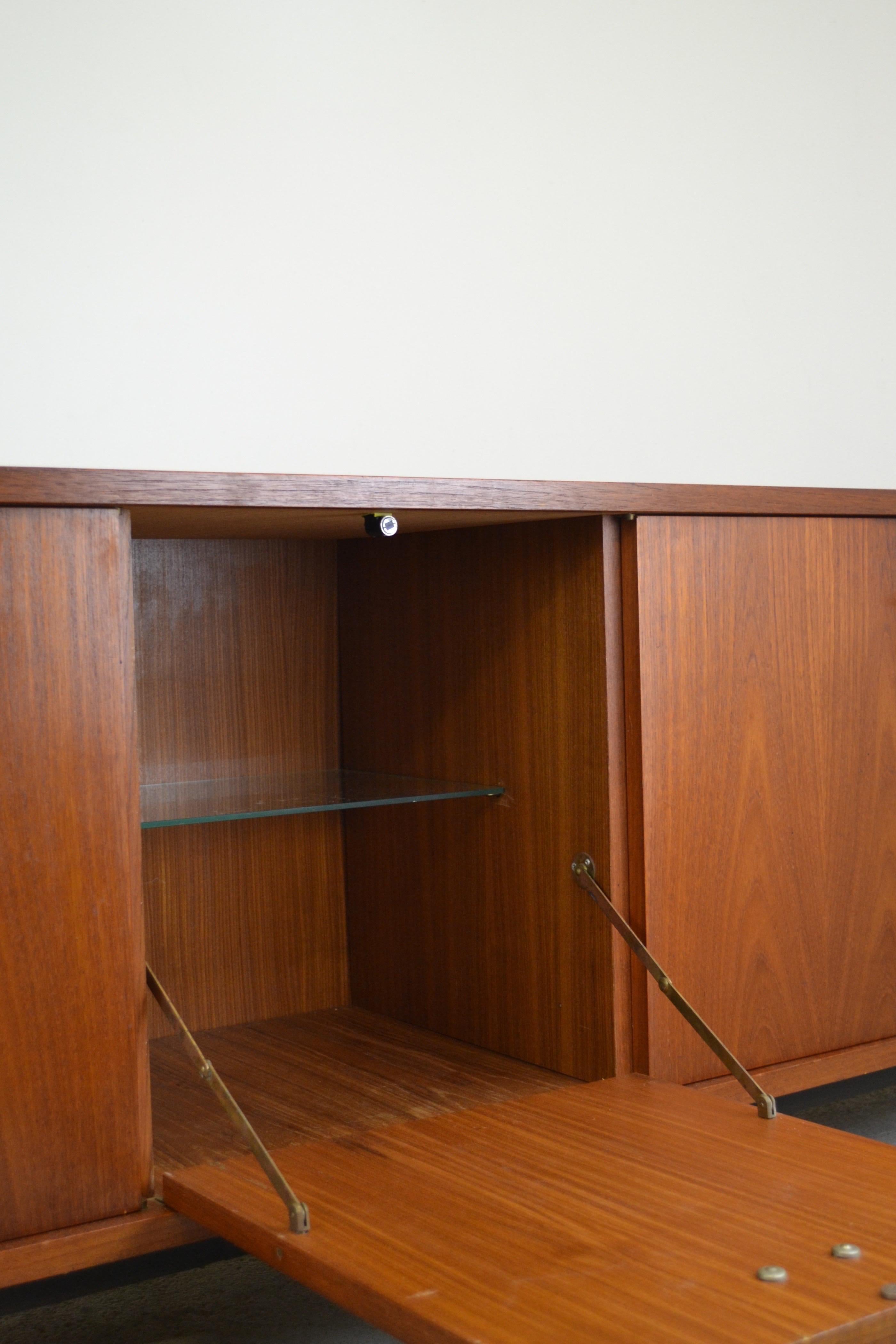 Französisches Sideboard aus Teakholz mit Ledergriffen, 1950er Jahre im Angebot 6