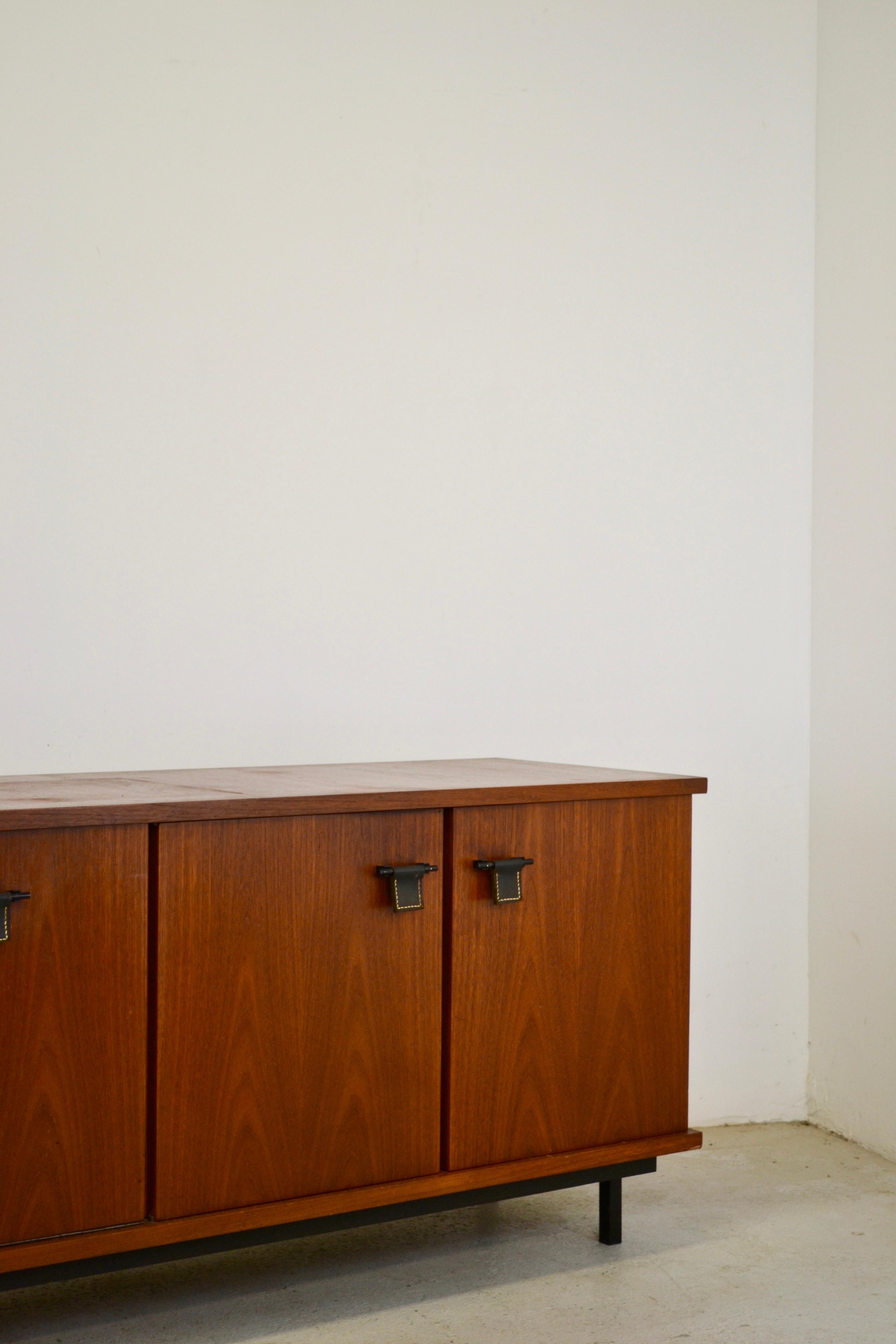 Französisches Sideboard aus Teakholz mit Ledergriffen, 1950er Jahre im Angebot 7