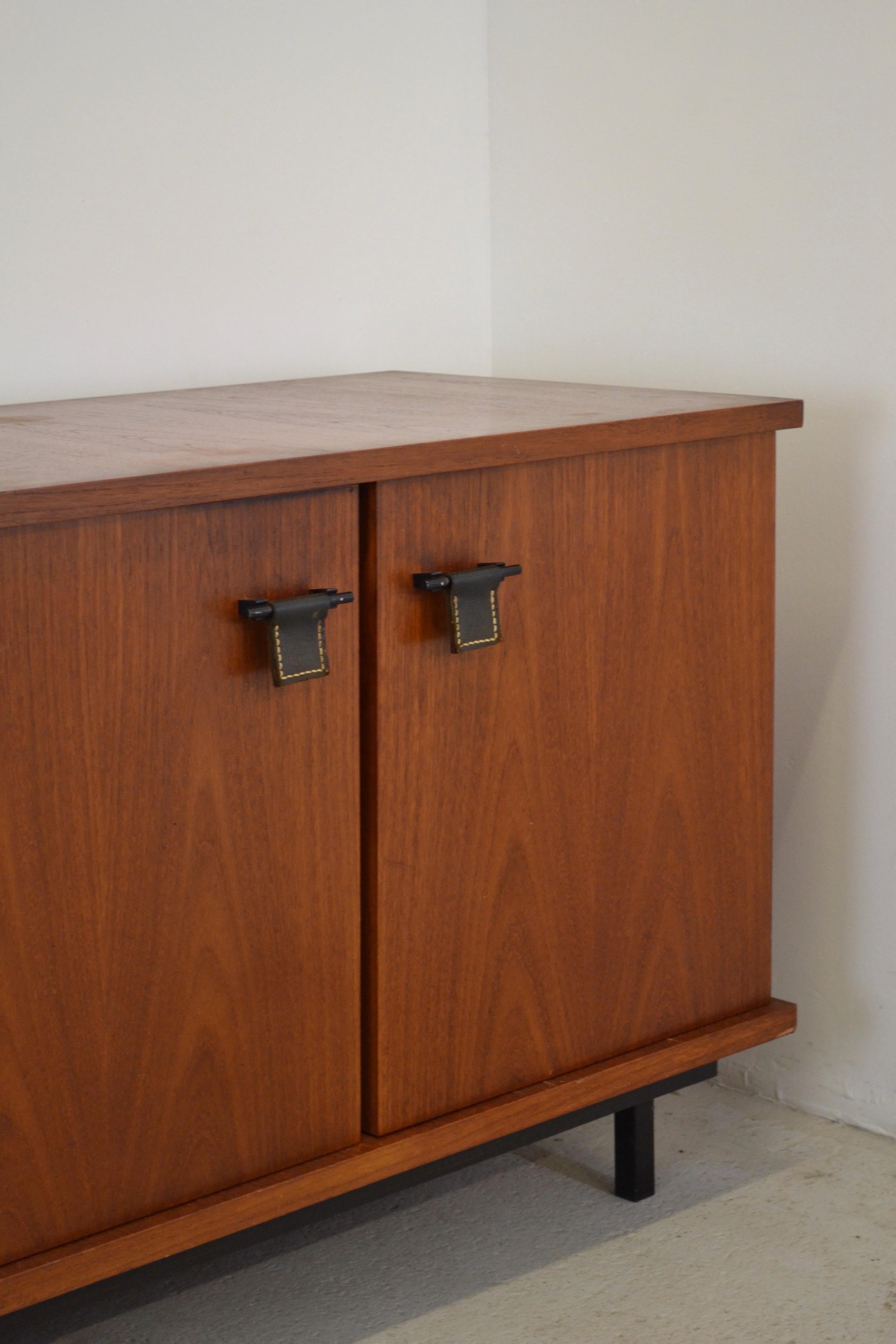 Französisches Sideboard aus Teakholz mit Ledergriffen, 1950er Jahre im Angebot 8