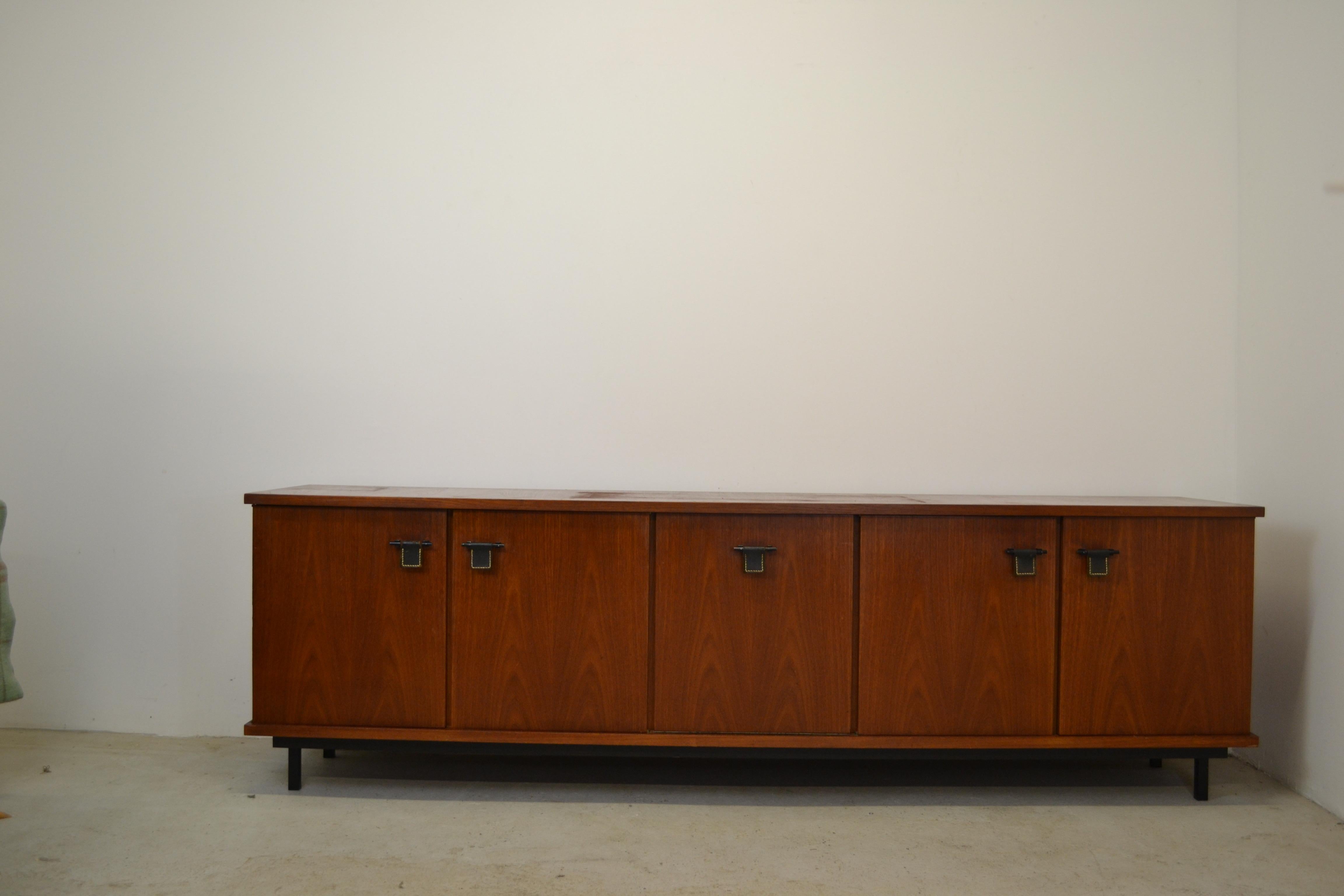Französisches Sideboard aus Teakholz mit Ledergriffen, 1950er Jahre im Angebot 9