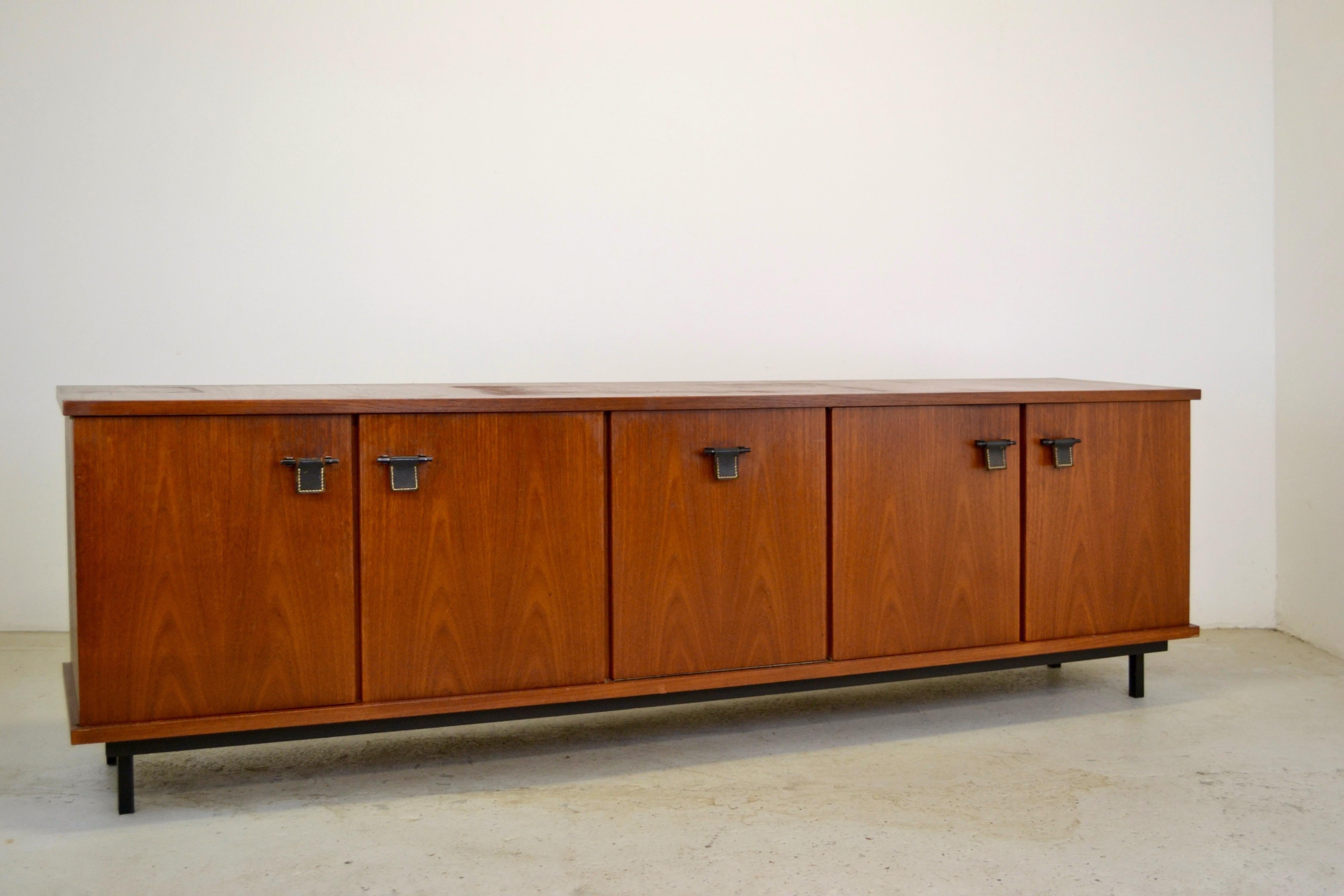Französisches Sideboard aus Teakholz mit Ledergriffen, 1950er Jahre im Angebot 10