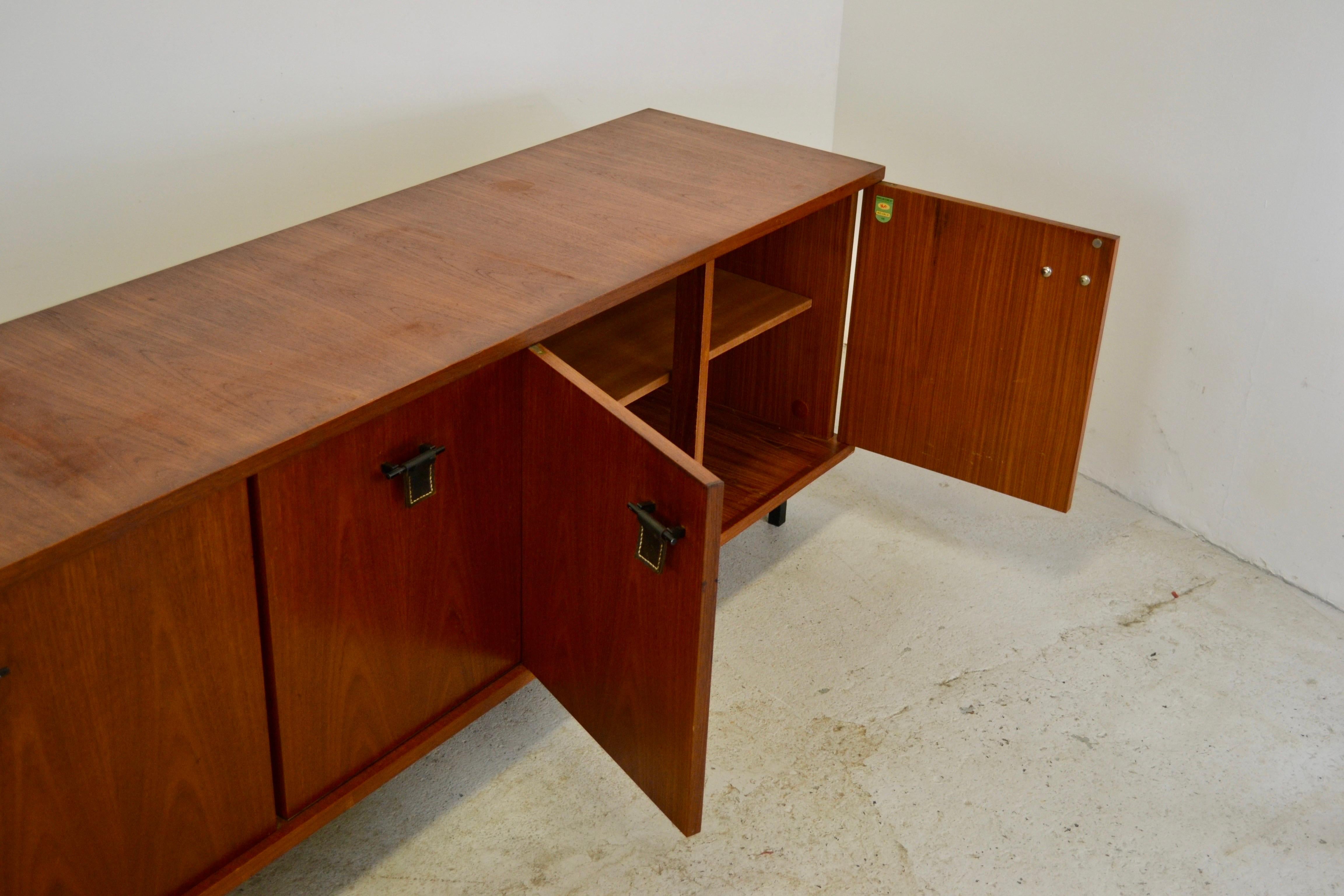 Französisches Sideboard aus Teakholz mit Ledergriffen, 1950er Jahre (Moderne der Mitte des Jahrhunderts) im Angebot