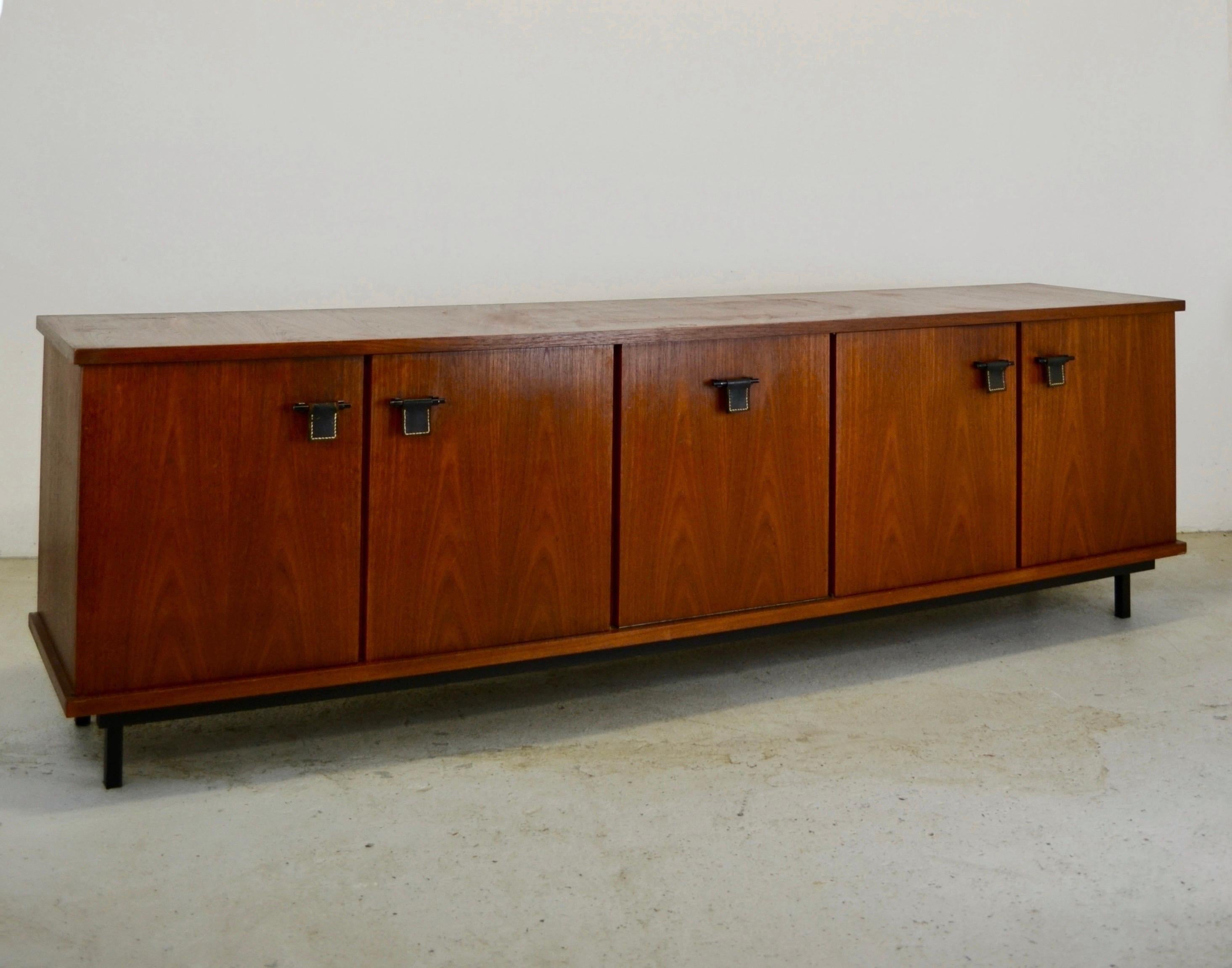 Französisches Sideboard aus Teakholz mit Ledergriffen, 1950er Jahre im Zustand „Gut“ im Angebot in SOTTEVILLE-LÈS-ROUEN, FR