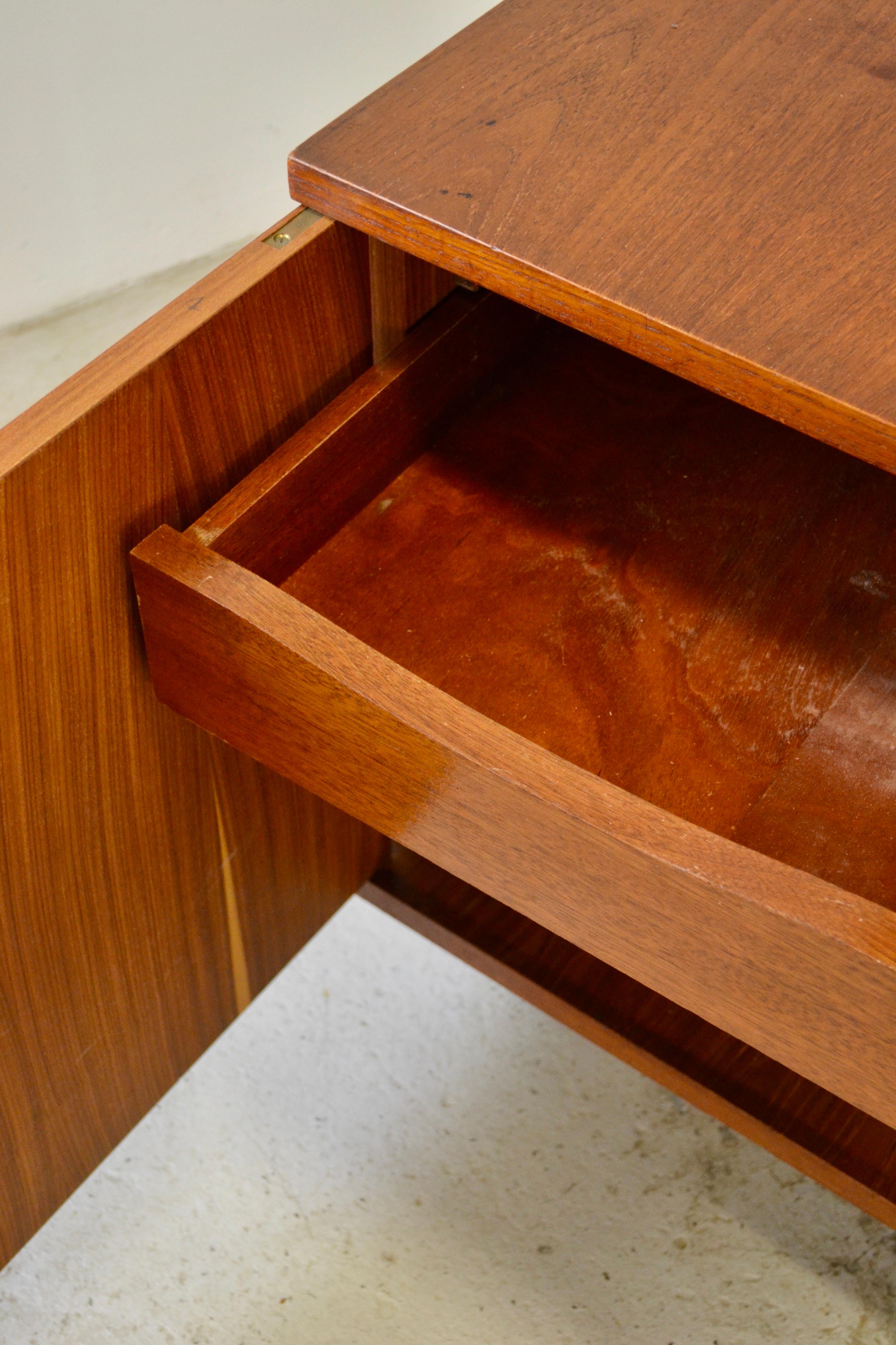 Französisches Sideboard aus Teakholz mit Ledergriffen, 1950er Jahre im Angebot 1