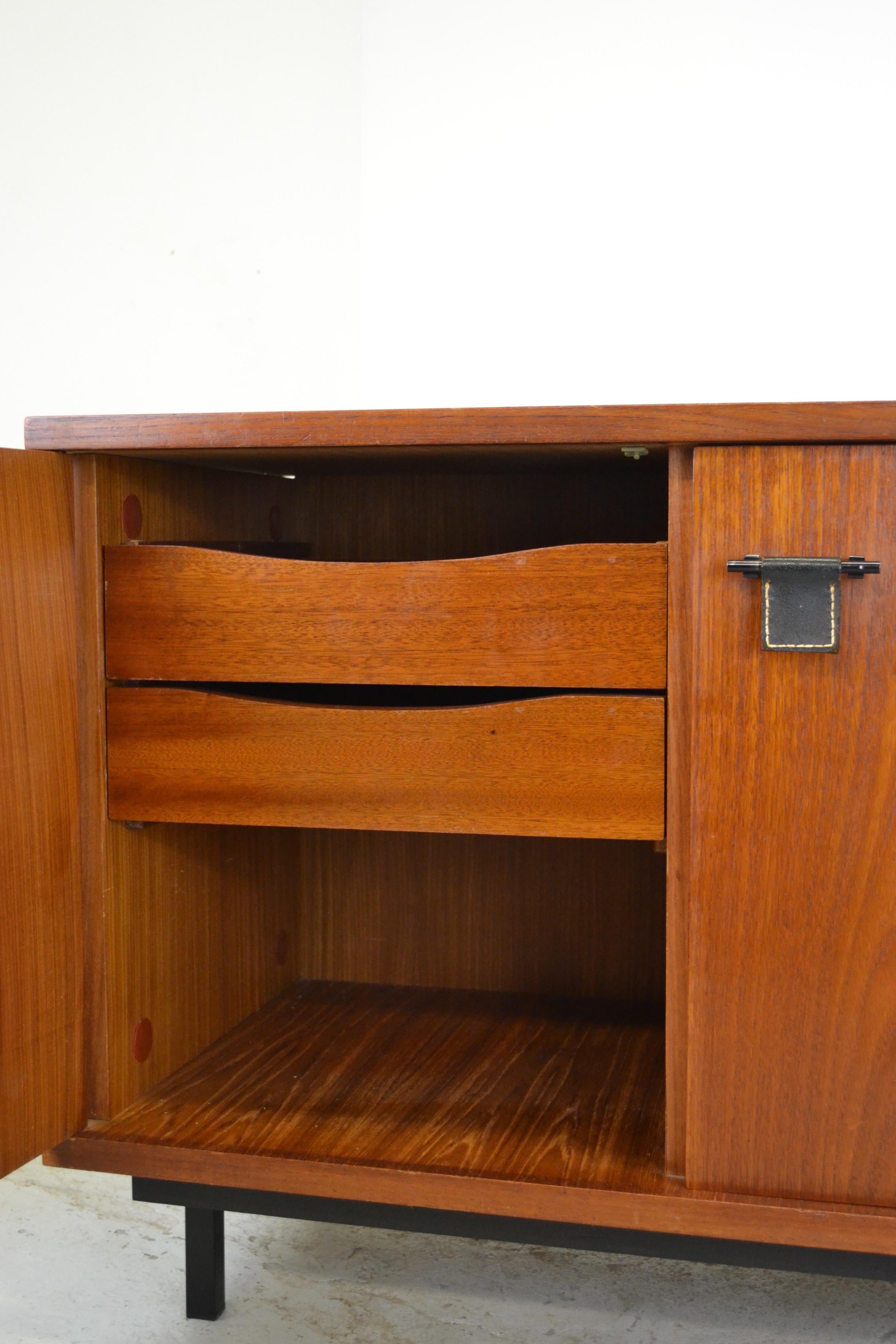 Französisches Sideboard aus Teakholz mit Ledergriffen, 1950er Jahre im Angebot 2