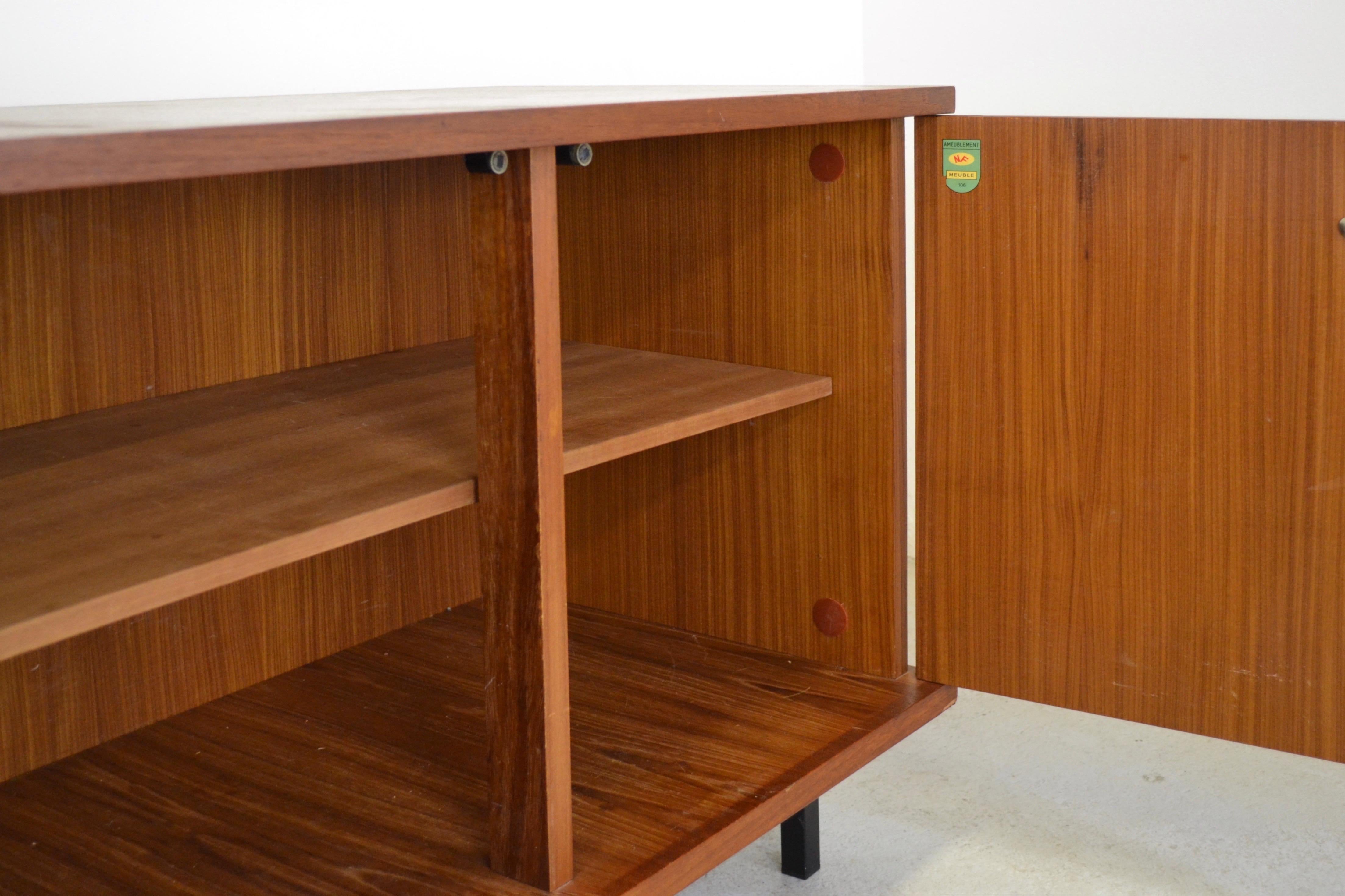Französisches Sideboard aus Teakholz mit Ledergriffen, 1950er Jahre im Angebot 3