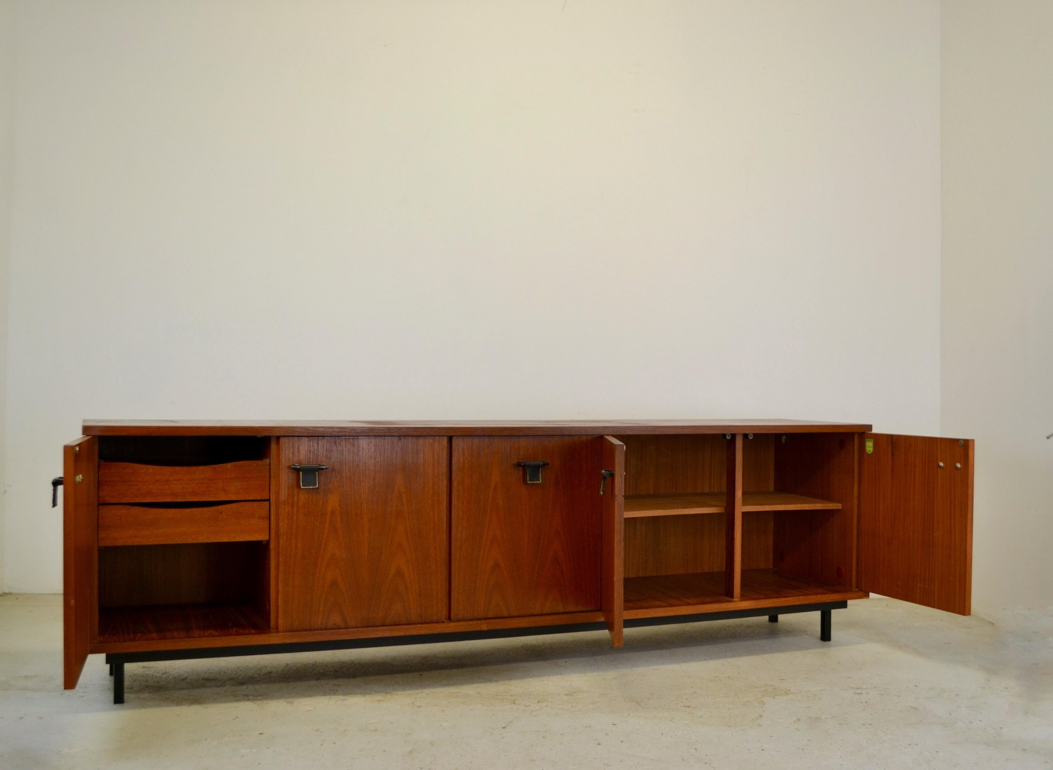 Französisches Sideboard aus Teakholz mit Ledergriffen, 1950er Jahre im Angebot 4