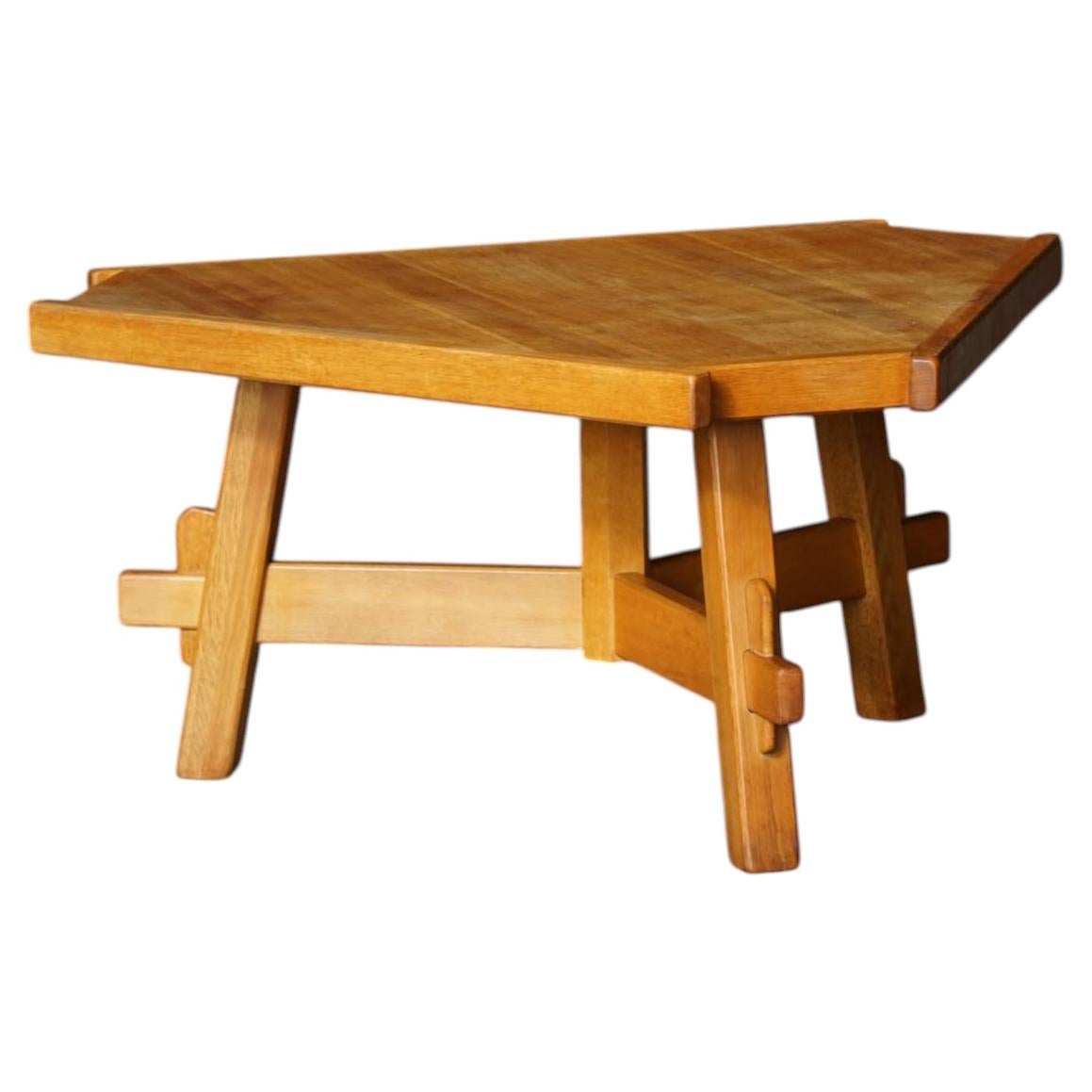 Mesa de comedor francesa de mediados del siglo XX, triangular y brutalista, de roble, años 60