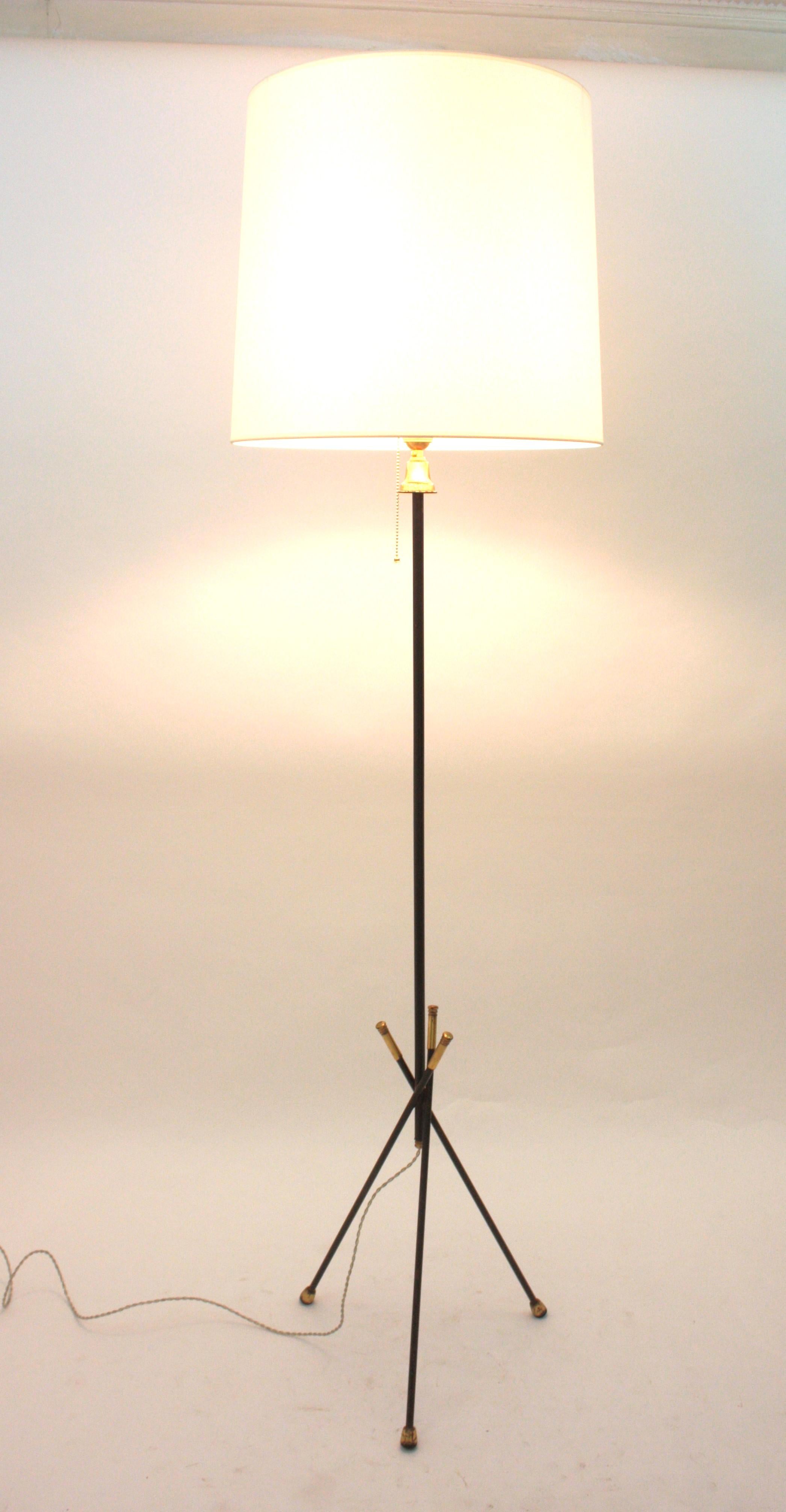 French Mid-Century Modern Tripod Floor Lamp In Good Condition For Sale In Barcelona, ES