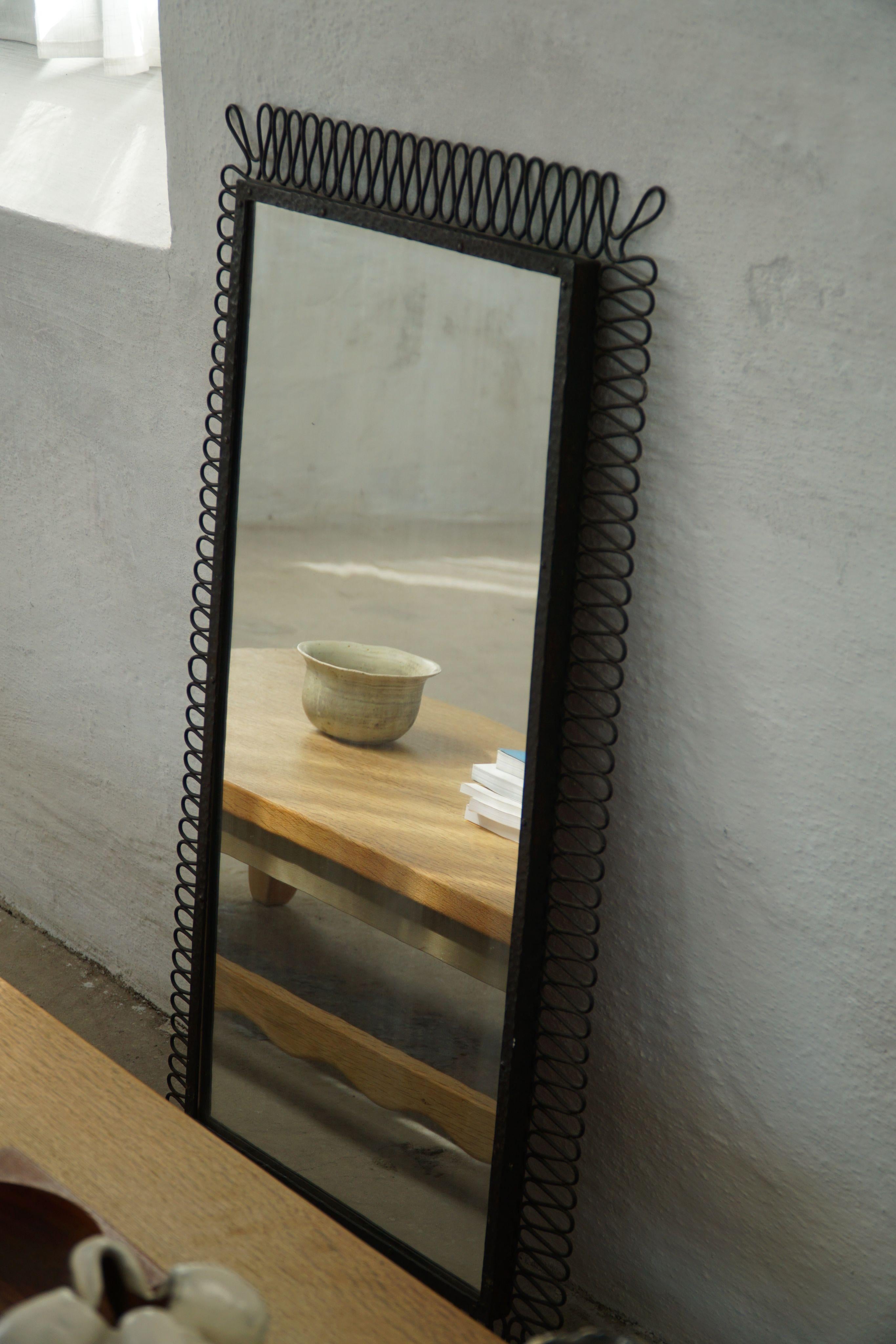 Mid-Century Modern Miroir mural français du milieu du siècle avec cadre métallique sculptural, années 1960 en vente
