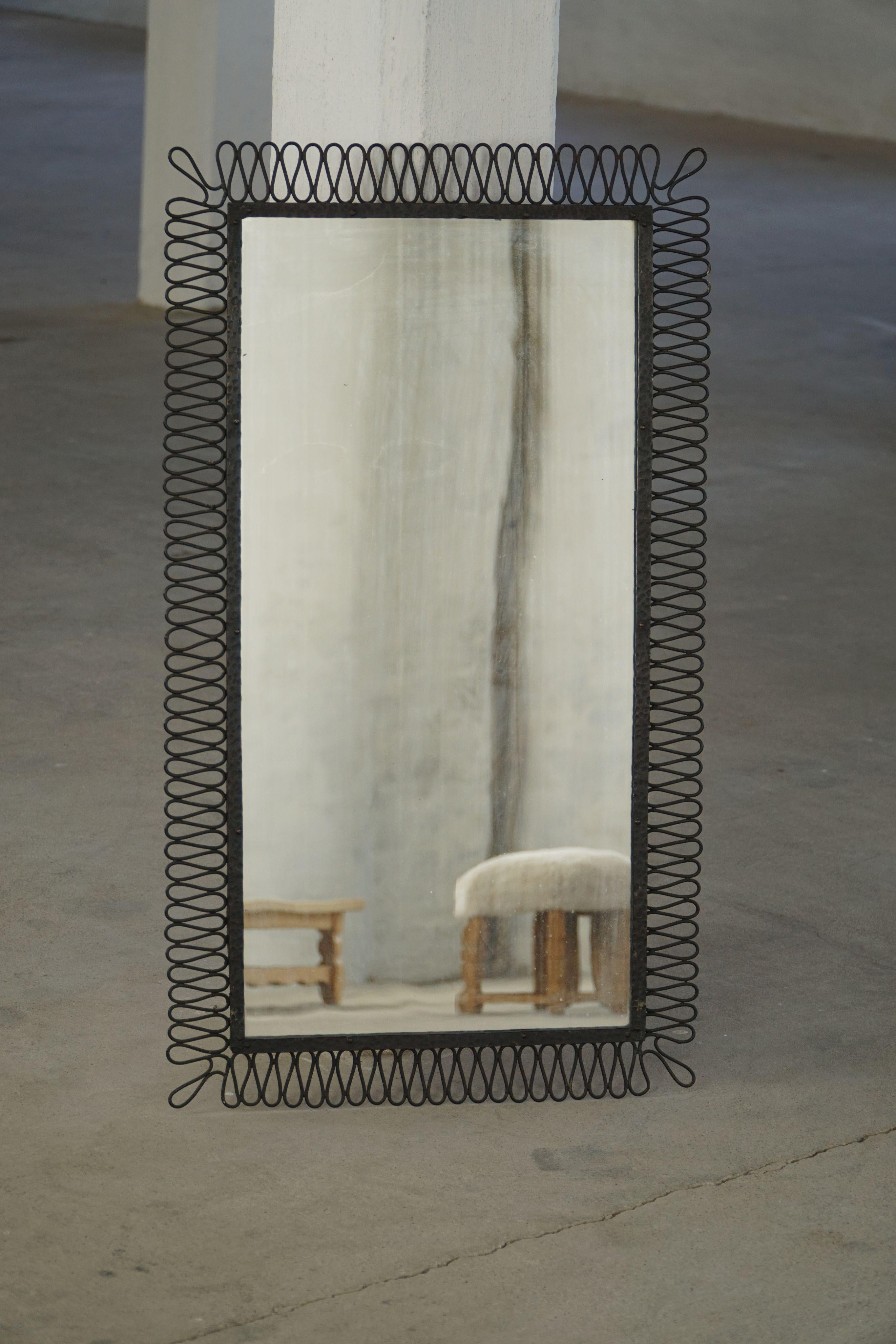 Français Miroir mural français du milieu du siècle avec cadre métallique sculptural, années 1960 en vente