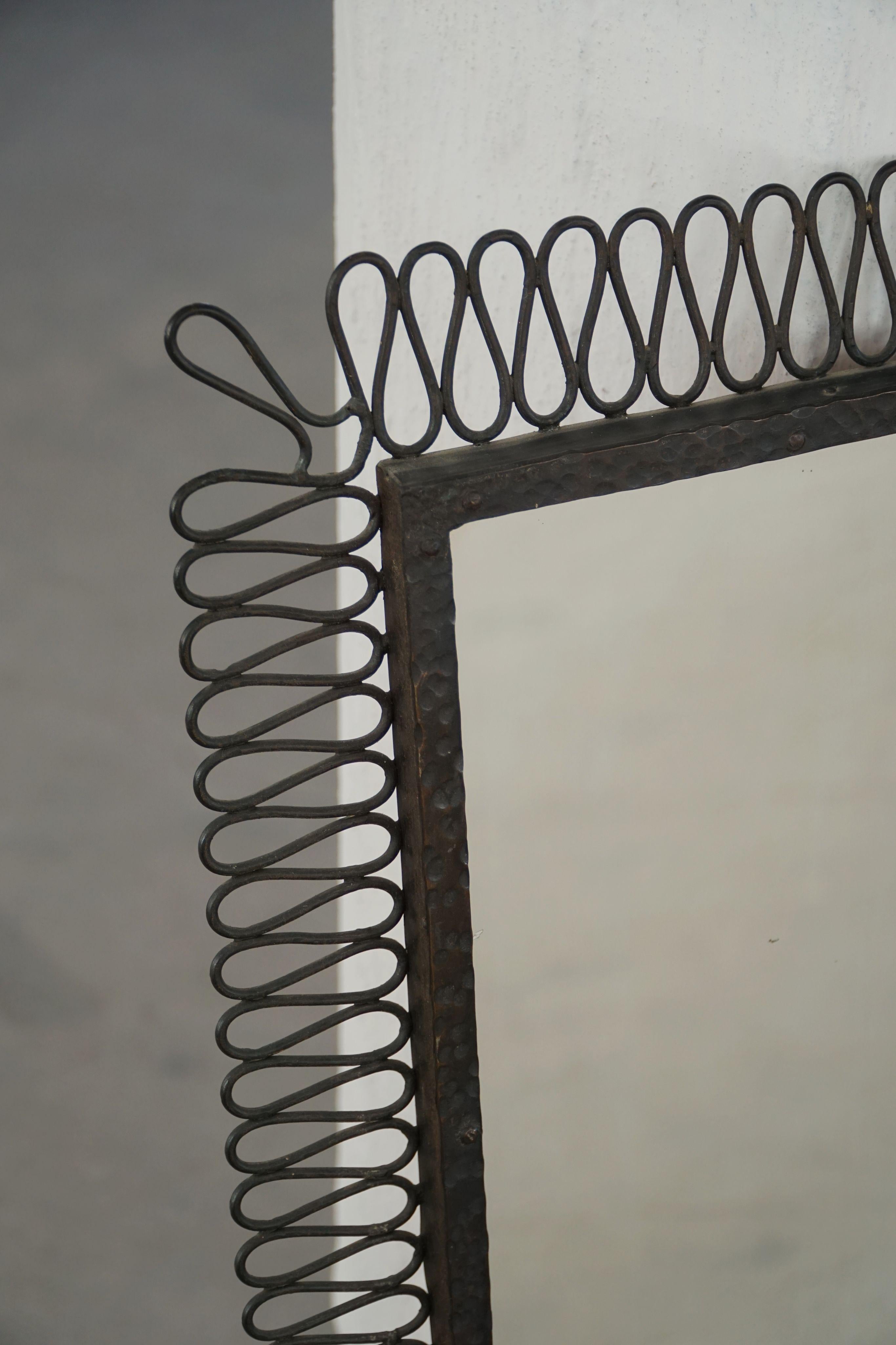 Métal Miroir mural français du milieu du siècle avec cadre métallique sculptural, années 1960 en vente