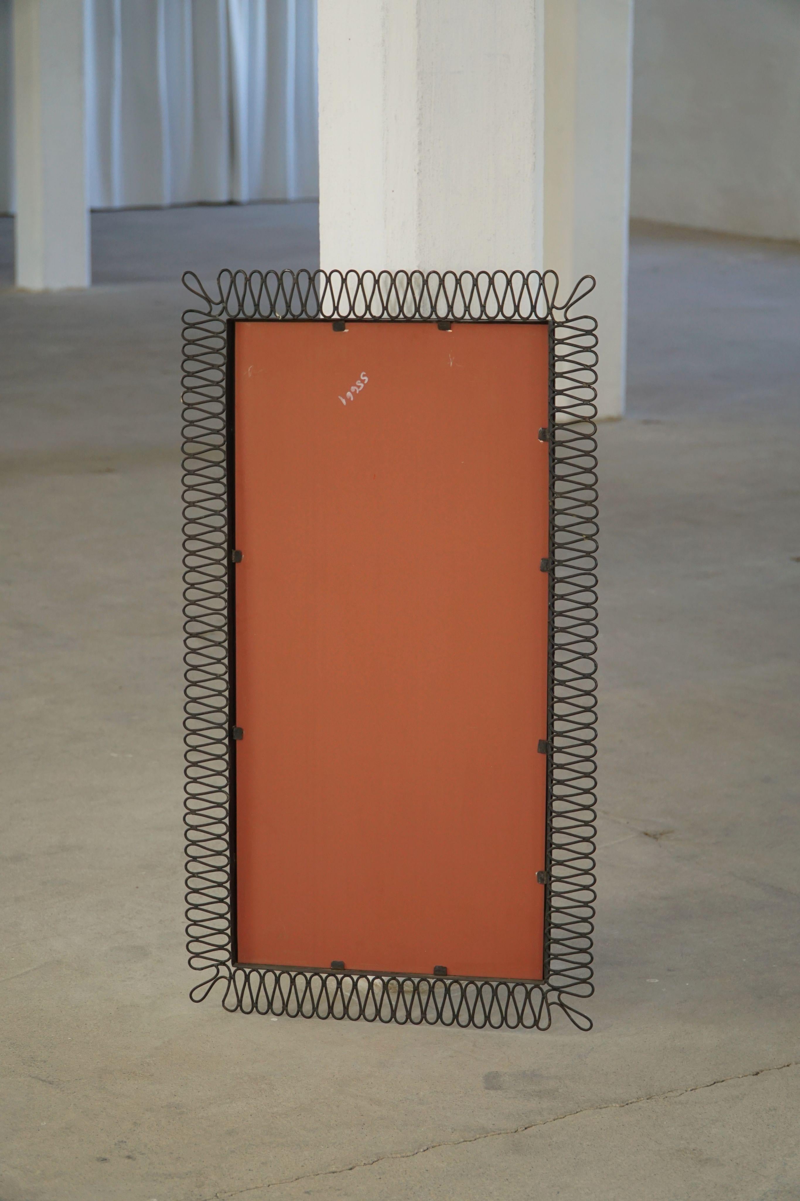 Miroir mural français du milieu du siècle avec cadre métallique sculptural, années 1960 en vente 1