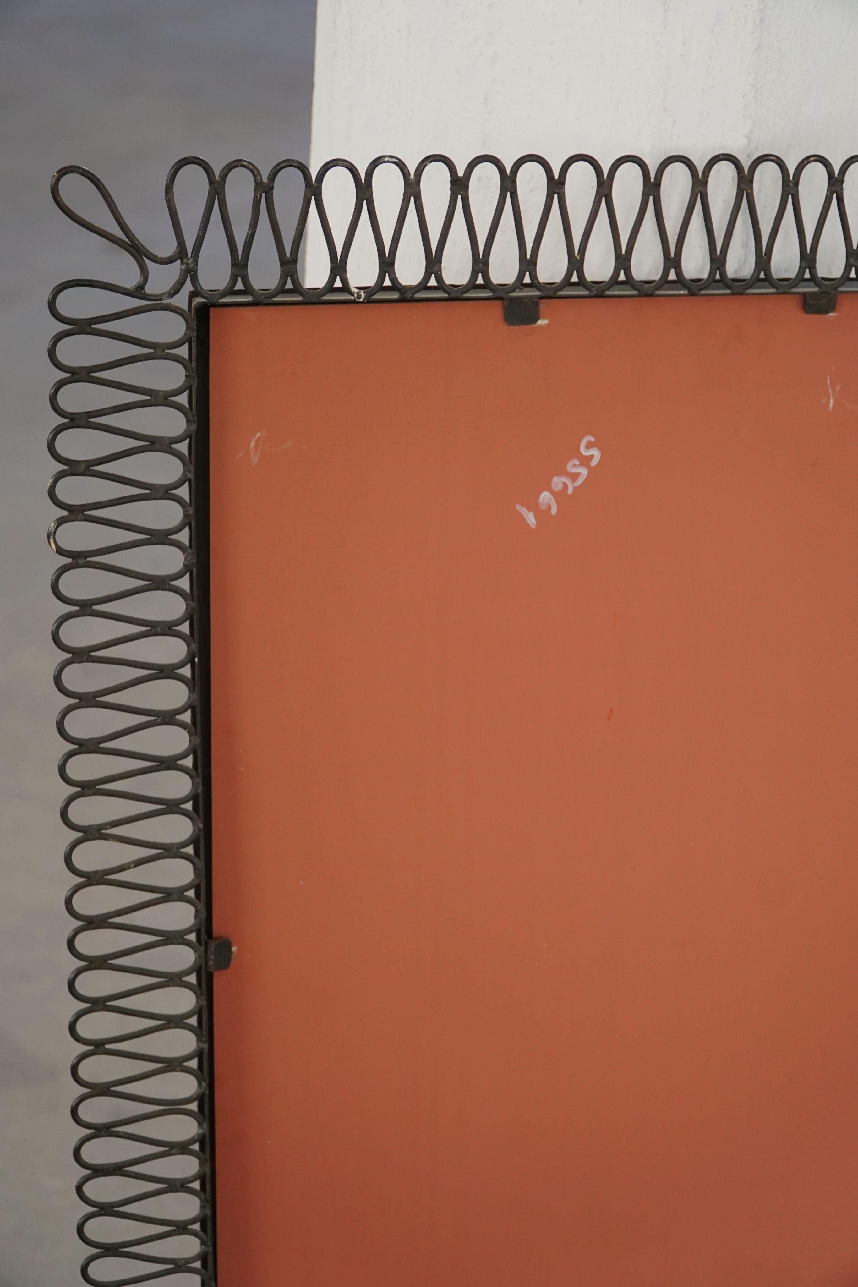 Miroir mural français du milieu du siècle avec cadre métallique sculptural, années 1960 en vente 2