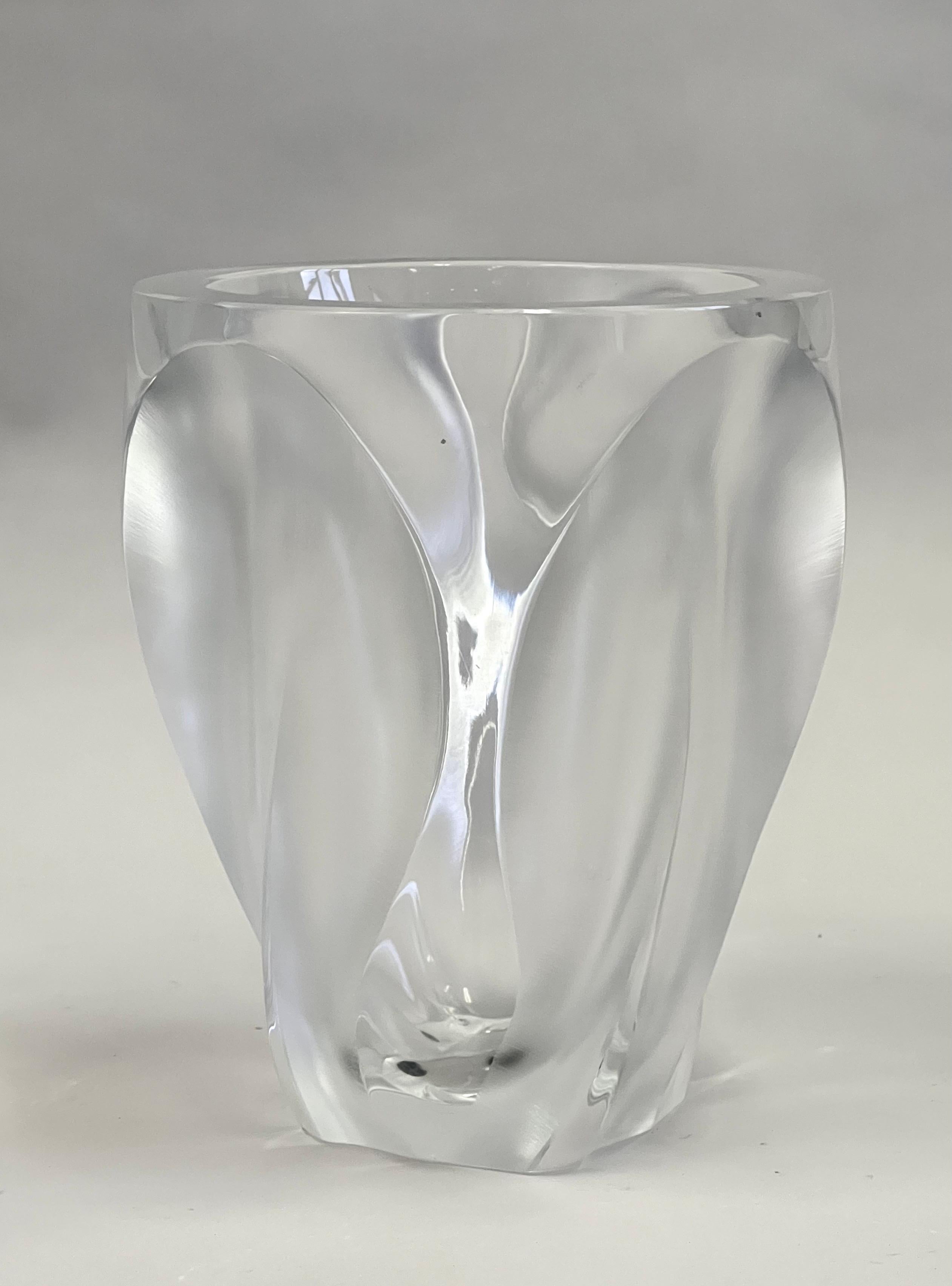 Un elegante e intramontabile vaso in vetro pesante francese di metà secolo, modellato, satinato/smerigliato e trasparente, modello 