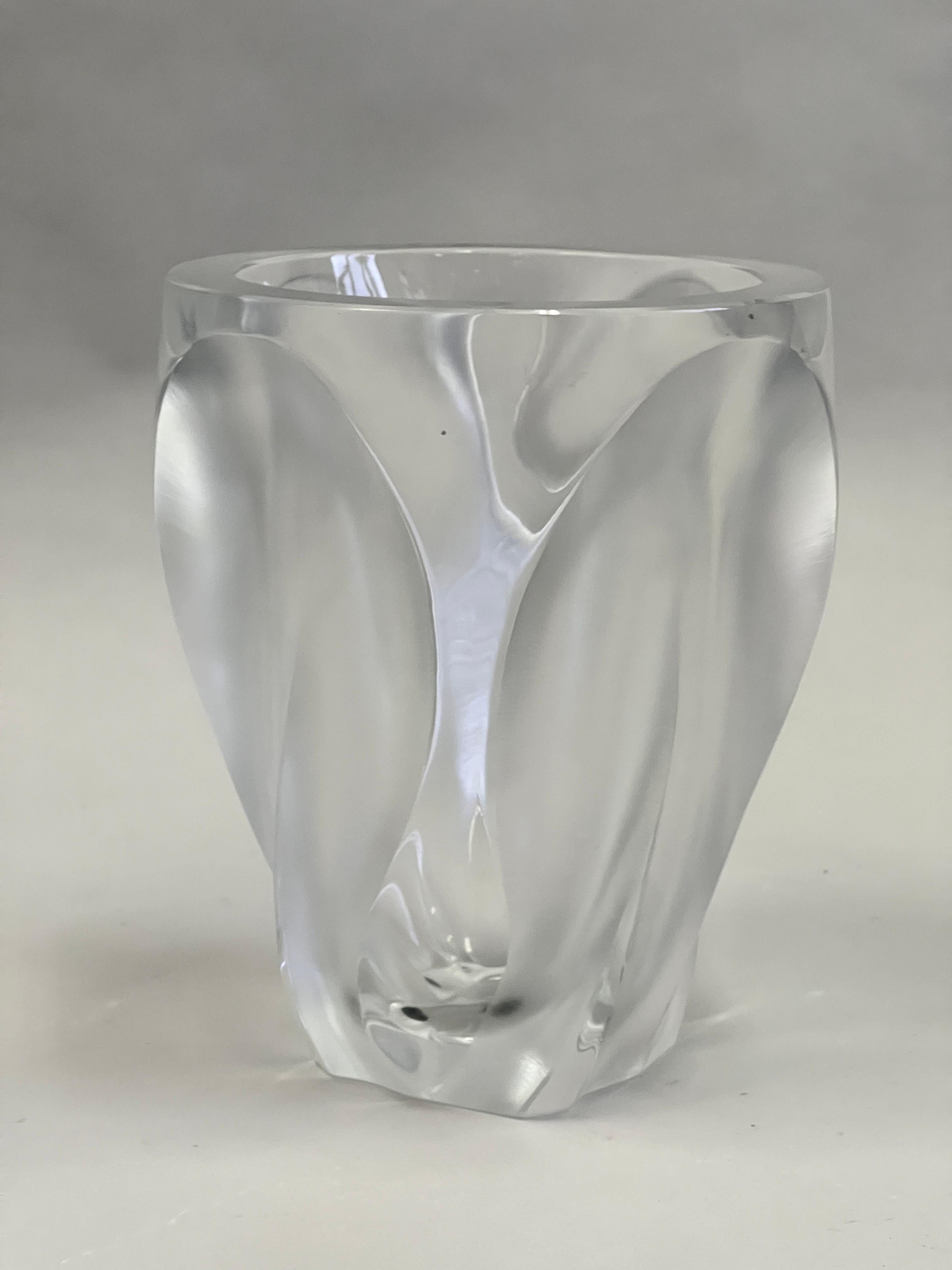 Mid-Century moderno Vaso di cristallo modellato e lucidato francese della metà del secolo, 'Ingrid' di Lalique, c.C. 1964 in vendita