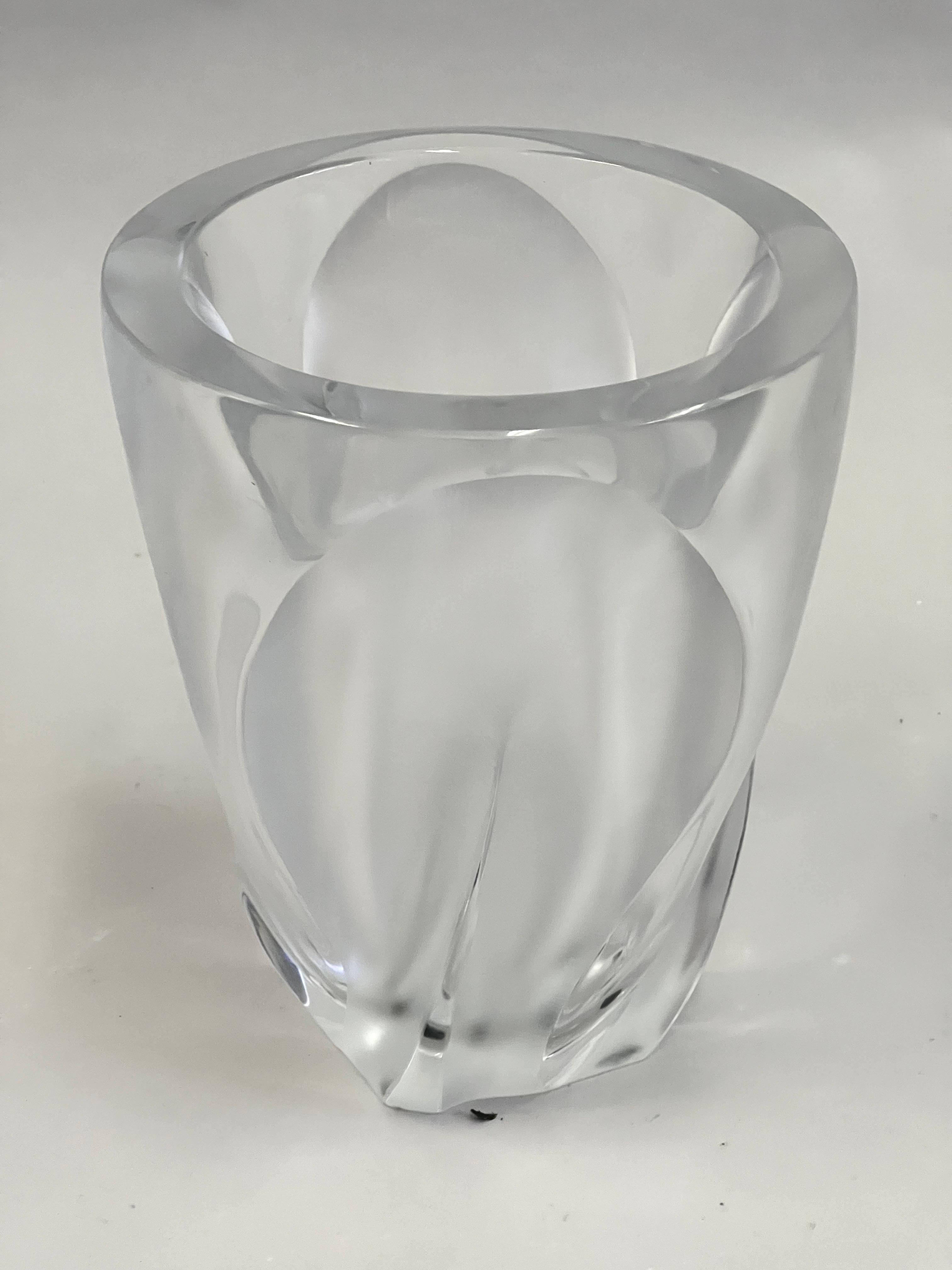 Fatto a mano Vaso di cristallo modellato e lucidato francese della metà del secolo, 'Ingrid' di Lalique, c.C. 1964 in vendita
