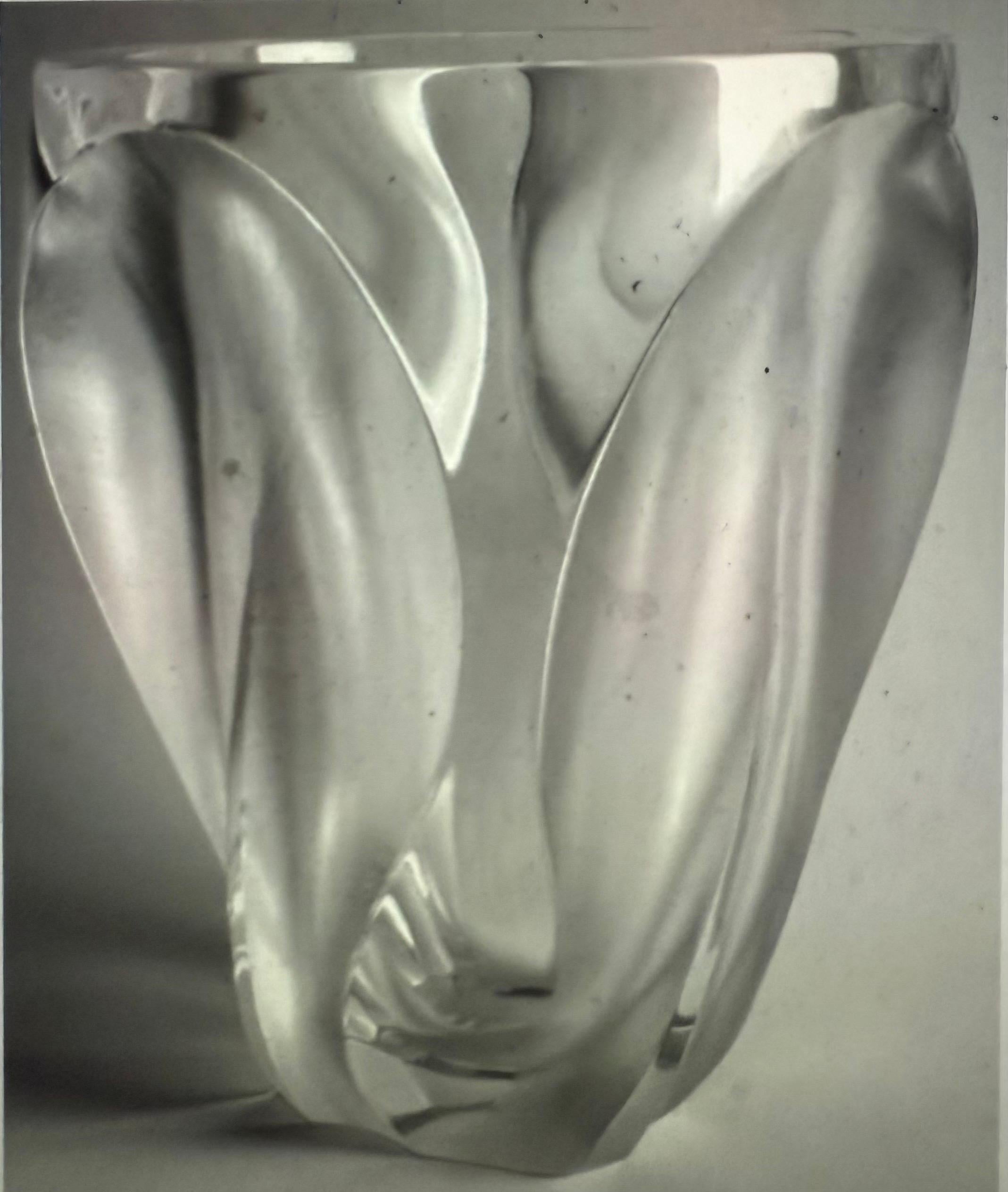 Vaso di cristallo modellato e lucidato francese della metà del secolo, 'Ingrid' di Lalique, c.C. 1964 In condizioni buone in vendita a New York, NY