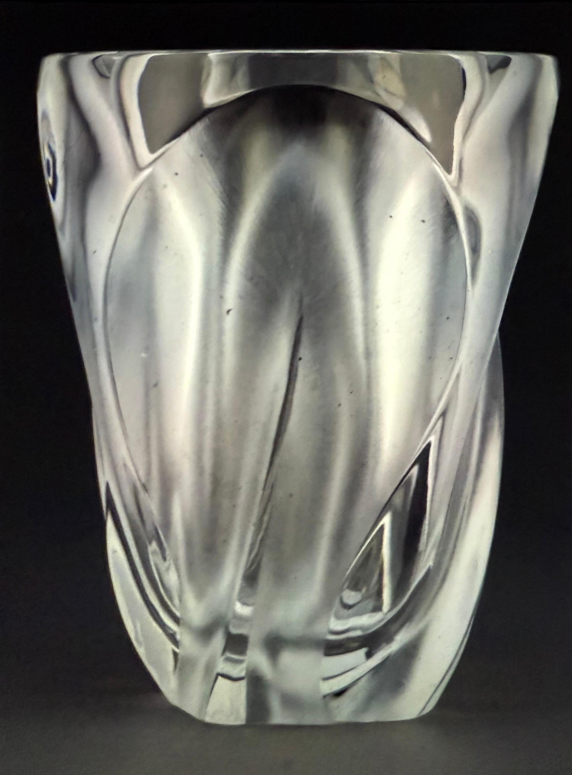 Cristallo Vaso di cristallo modellato e lucidato francese della metà del secolo, 'Ingrid' di Lalique, c.C. 1964 in vendita
