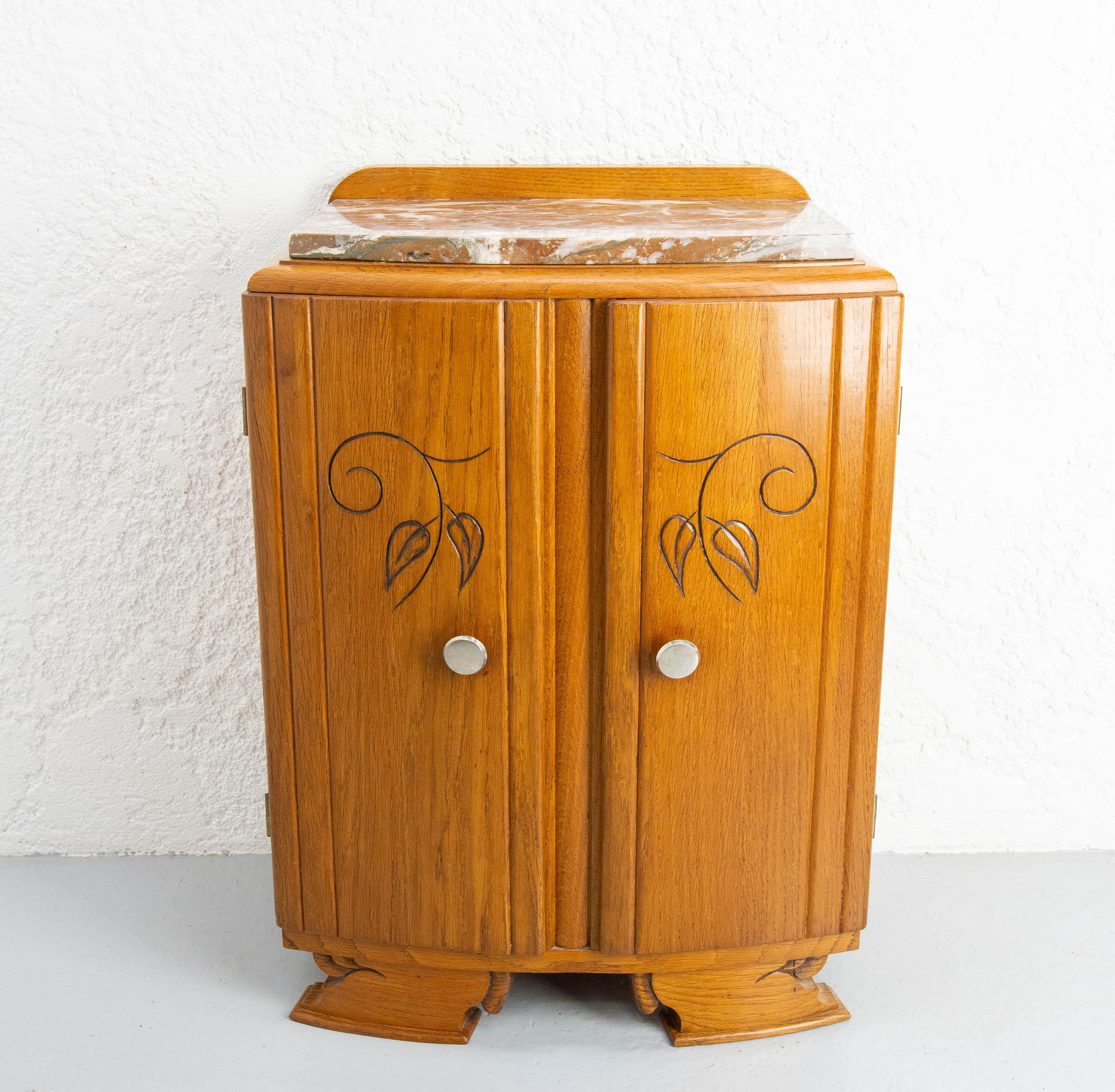 Vintage commode in the typical style of the sixties, French little cabinet with two doors and one shelf inside, circa 1960. Oak, marble top and chrome buttoms.

The small size of this cabinet makes it ideal for a small corner in a house or a small