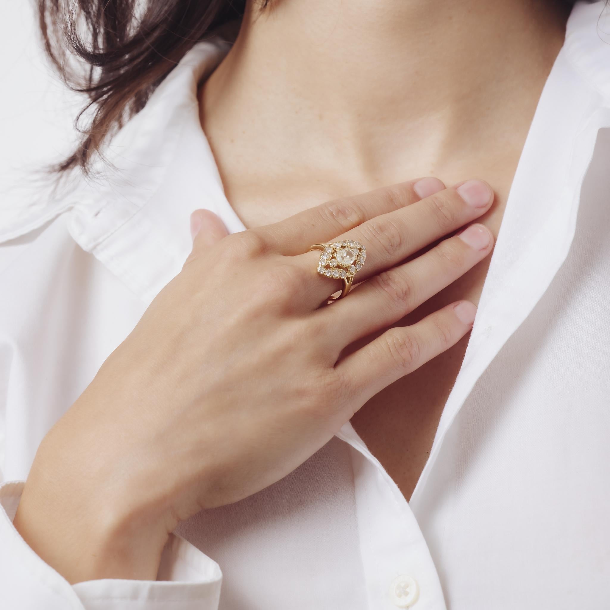 Taille vieille mine Bague navette en or jaune 18k avec diamant taille mine ancienne du milieu du siècle dernier en vente