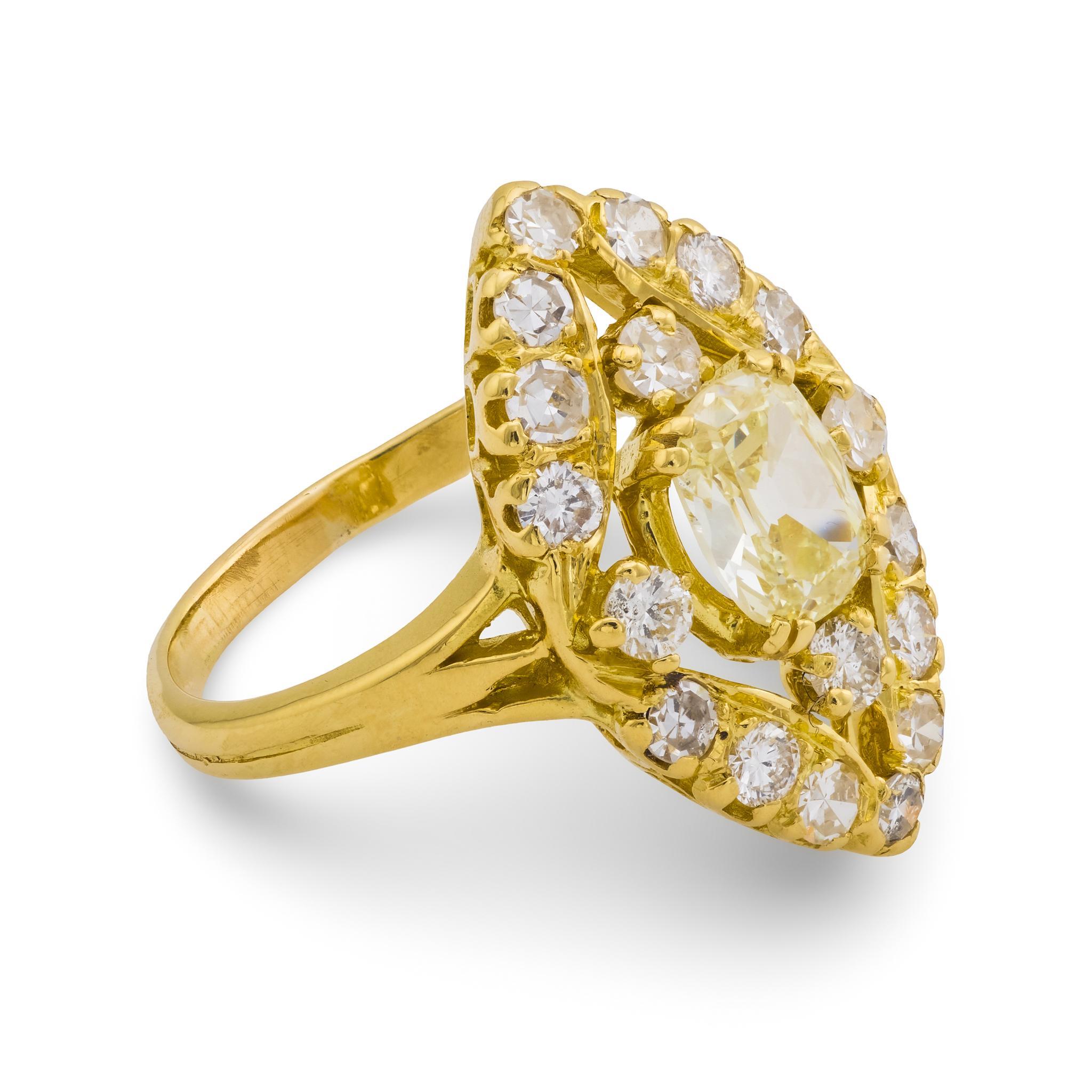 Bague navette en or jaune 18k avec diamant taille mine ancienne du milieu du siècle dernier Bon état - En vente à Beverly Hills, CA