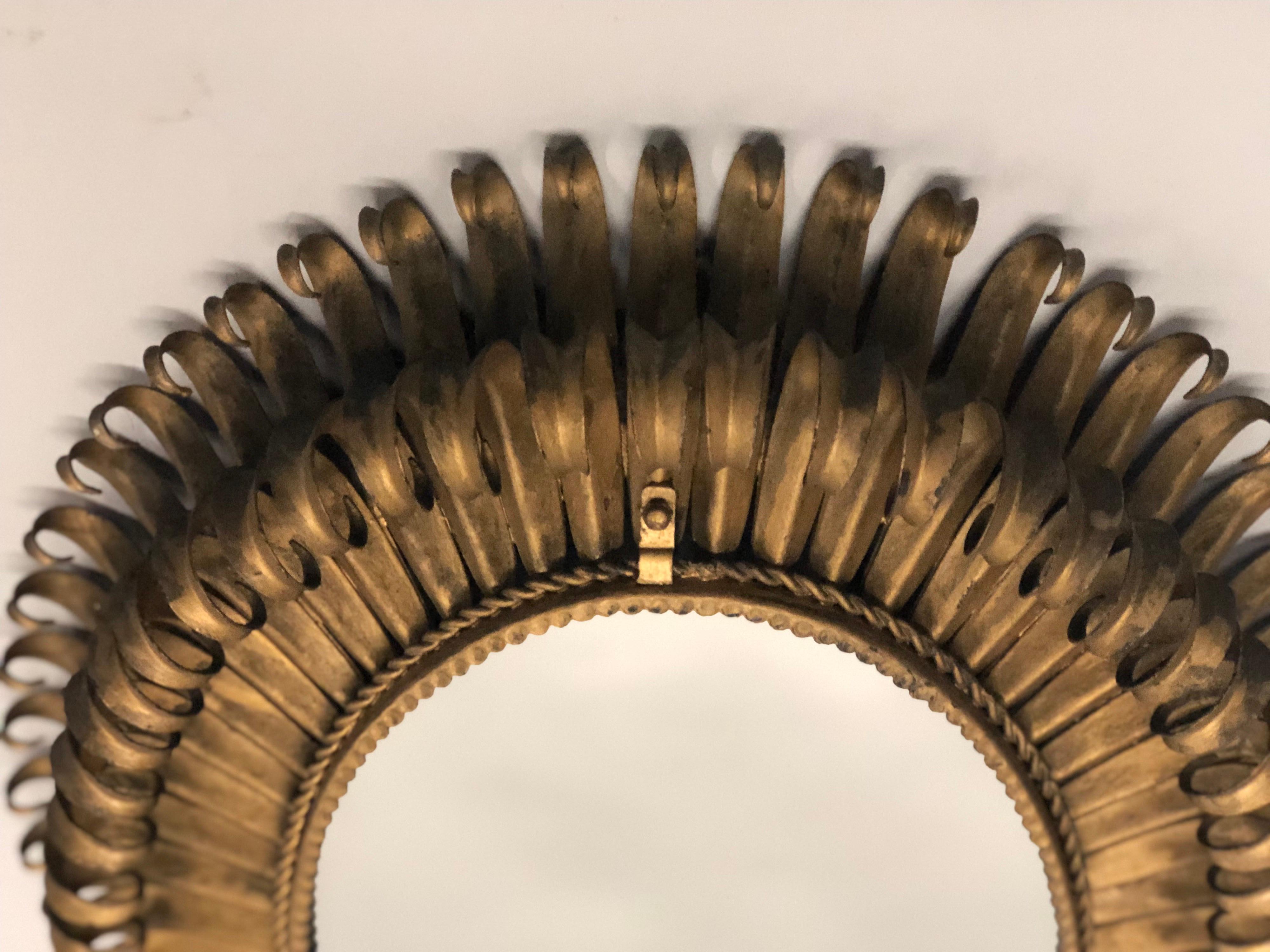 Mid-Century Modern Miroir Sunburst néoclassique français moderne ovale et fer doré, Gilbert Poillerat en vente
