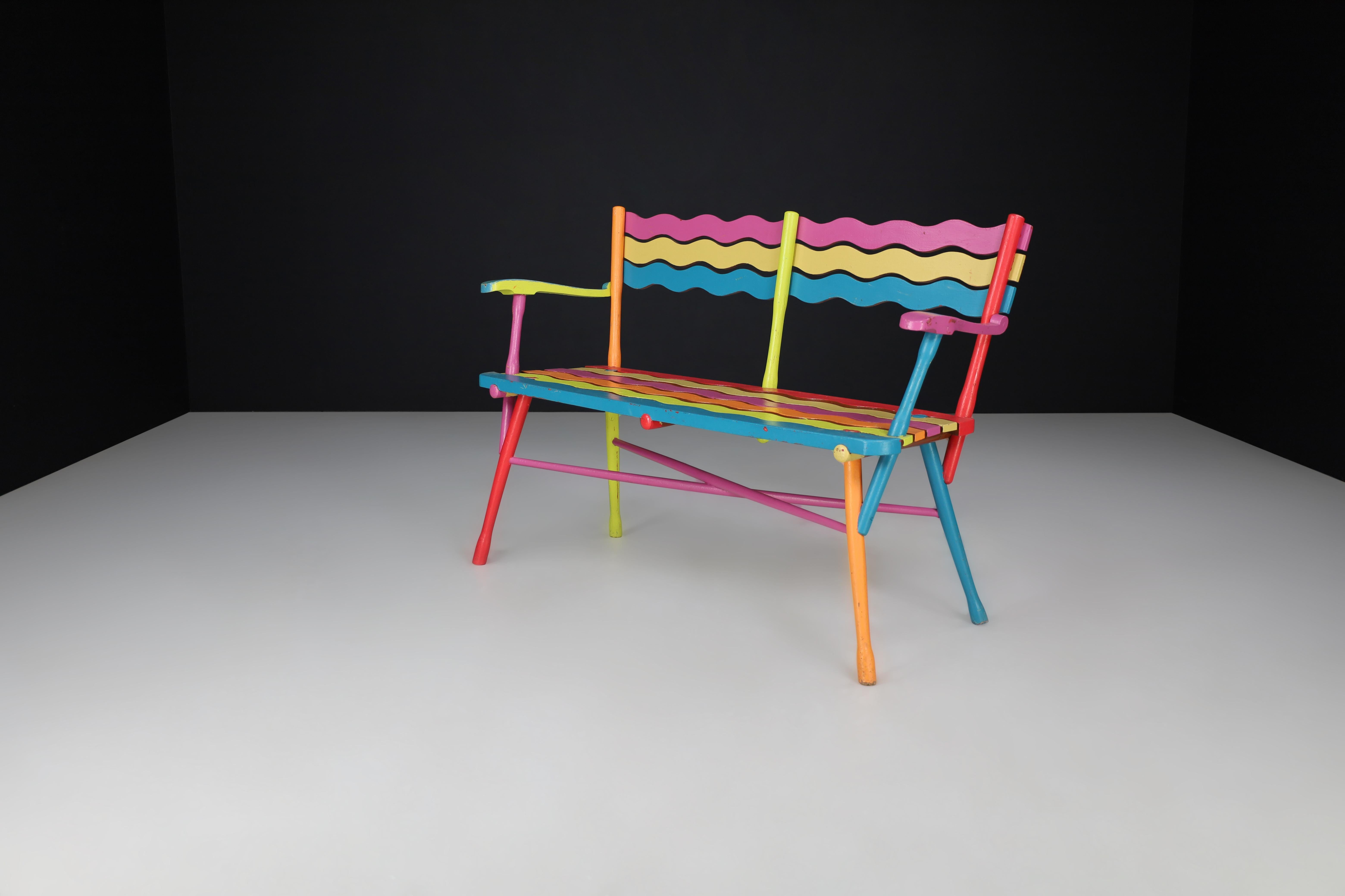 Panchina francese di metà secolo in legno di faggio dipinto, anni '60

Deliziosa espressione del design francese degli anni '60, questa panca dipinta a mano è una seduta scultorea e vivace realizzata in legno di faggio. Celebre per la sua estetica