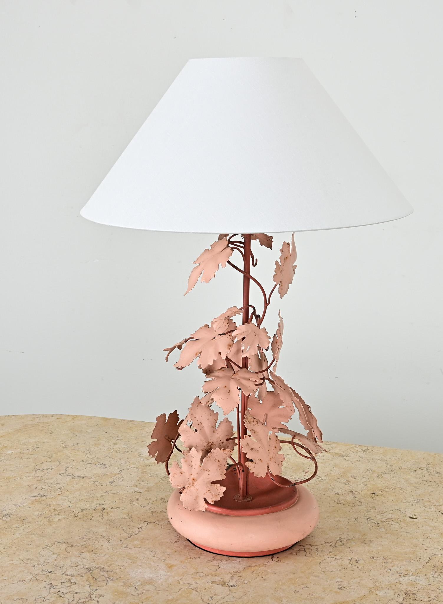 French Mid-Century Painted Tole Table Lamp In Good Condition In Baton Rouge, LA