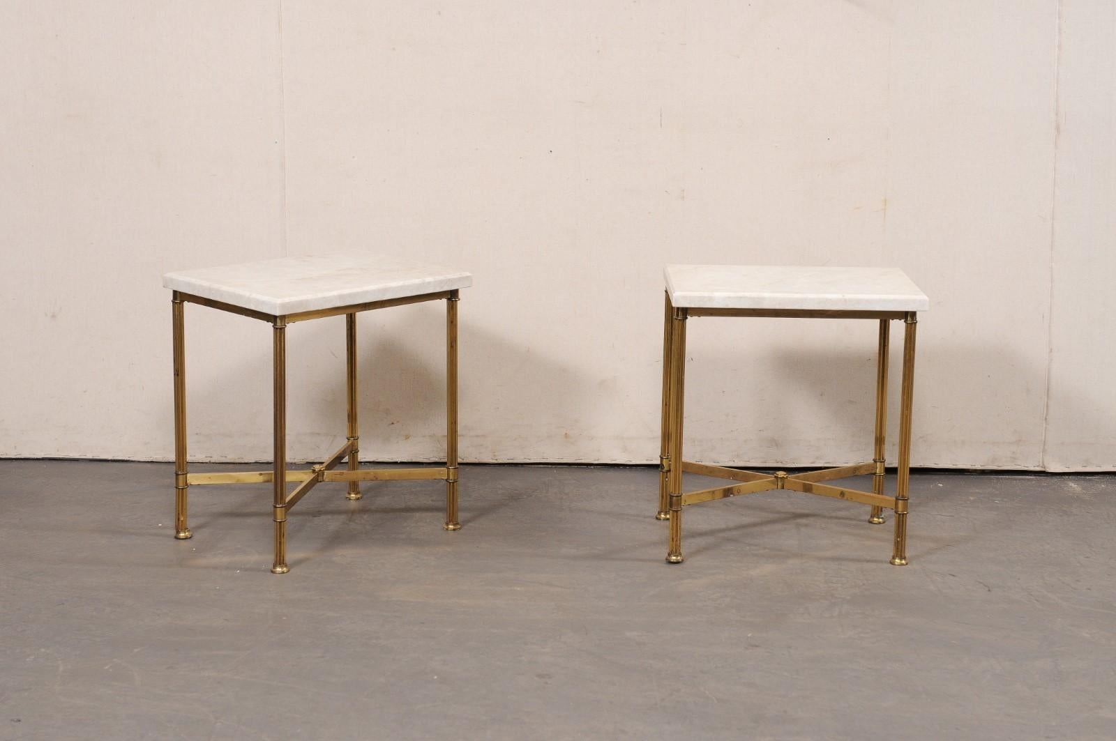 Paire de petites tables françaises en laiton, avec des plateaux en quartzite neufs, du milieu du 20e siècle. Ces tables françaises du milieu du siècle ont chacune un nouveau plateau rectangulaire en quartzite 
