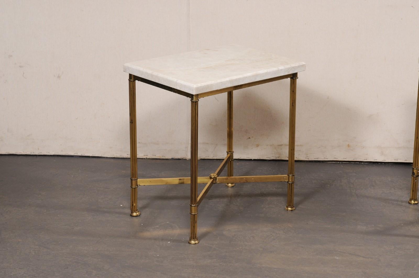 Français Paire de tables d'extrémité en laiton du milieu du siècle dernier avec nouveaux plateaux en quartzite Taj Mahal en vente