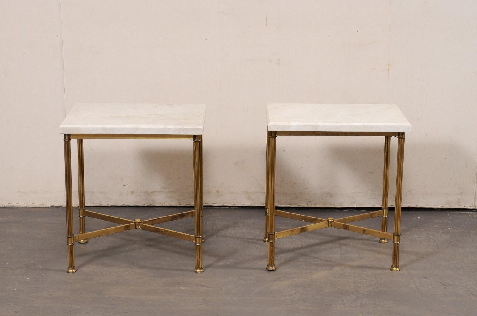 20ième siècle Paire de tables d'extrémité en laiton du milieu du siècle dernier avec nouveaux plateaux en quartzite Taj Mahal en vente