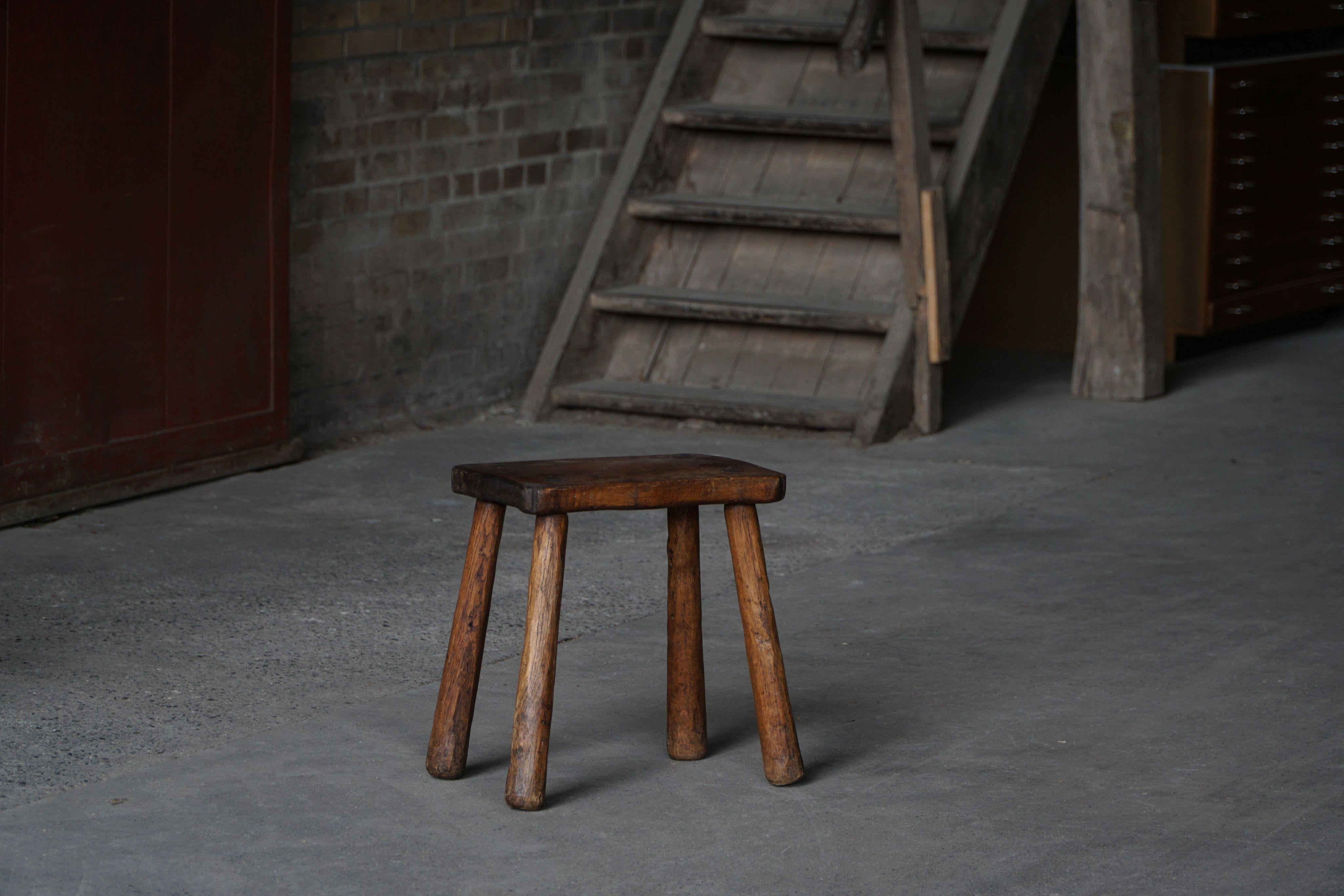 Französischer Hocker aus der Mitte des Jahrhunderts, patiniert, brutalistisch, Eiche massiv, 1960er Jahre im Zustand „Gut“ im Angebot in Odense, DK
