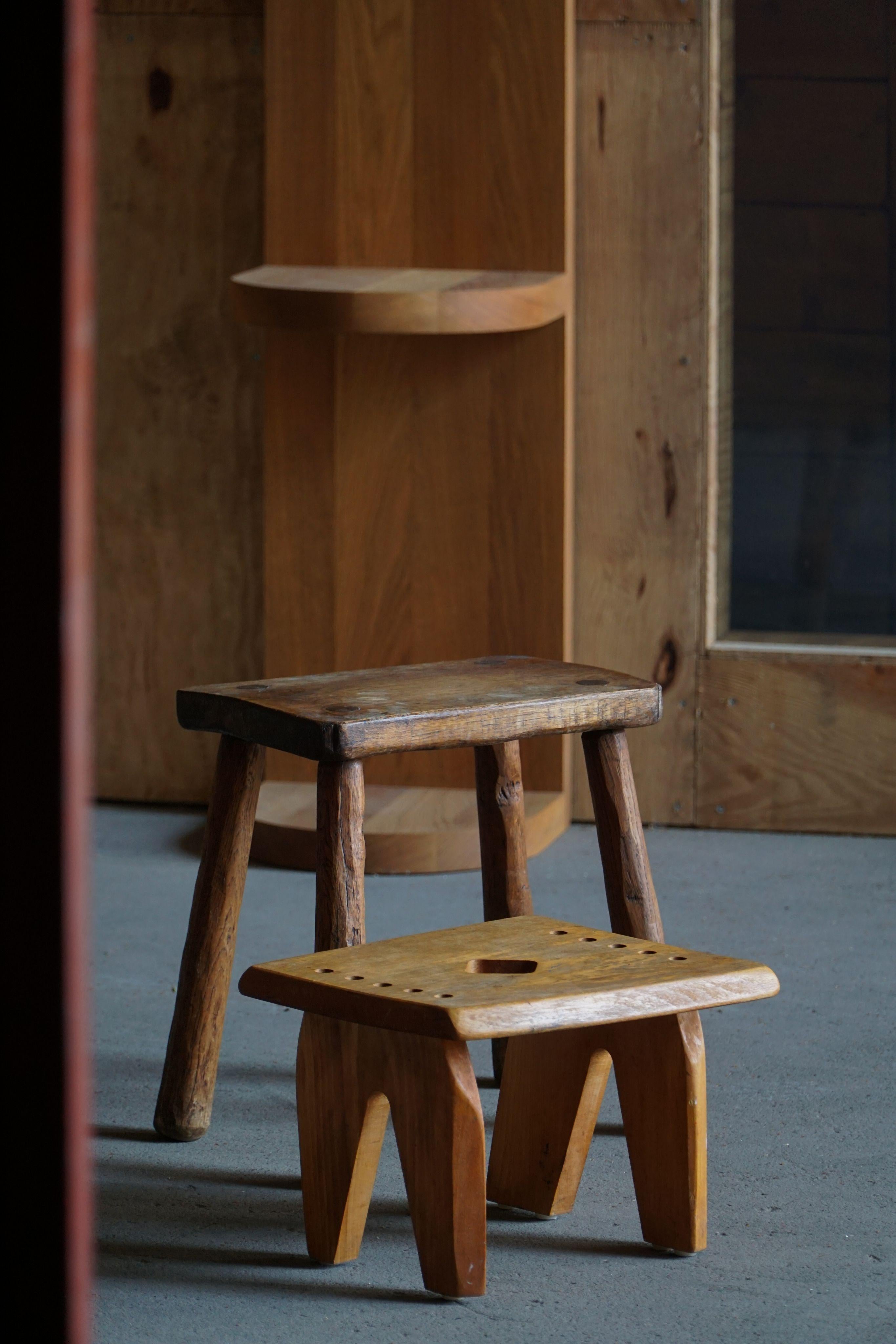 Französischer Hocker aus der Mitte des Jahrhunderts, patiniert, brutalistisch, Eiche massiv, 1960er Jahre (Eichenholz) im Angebot