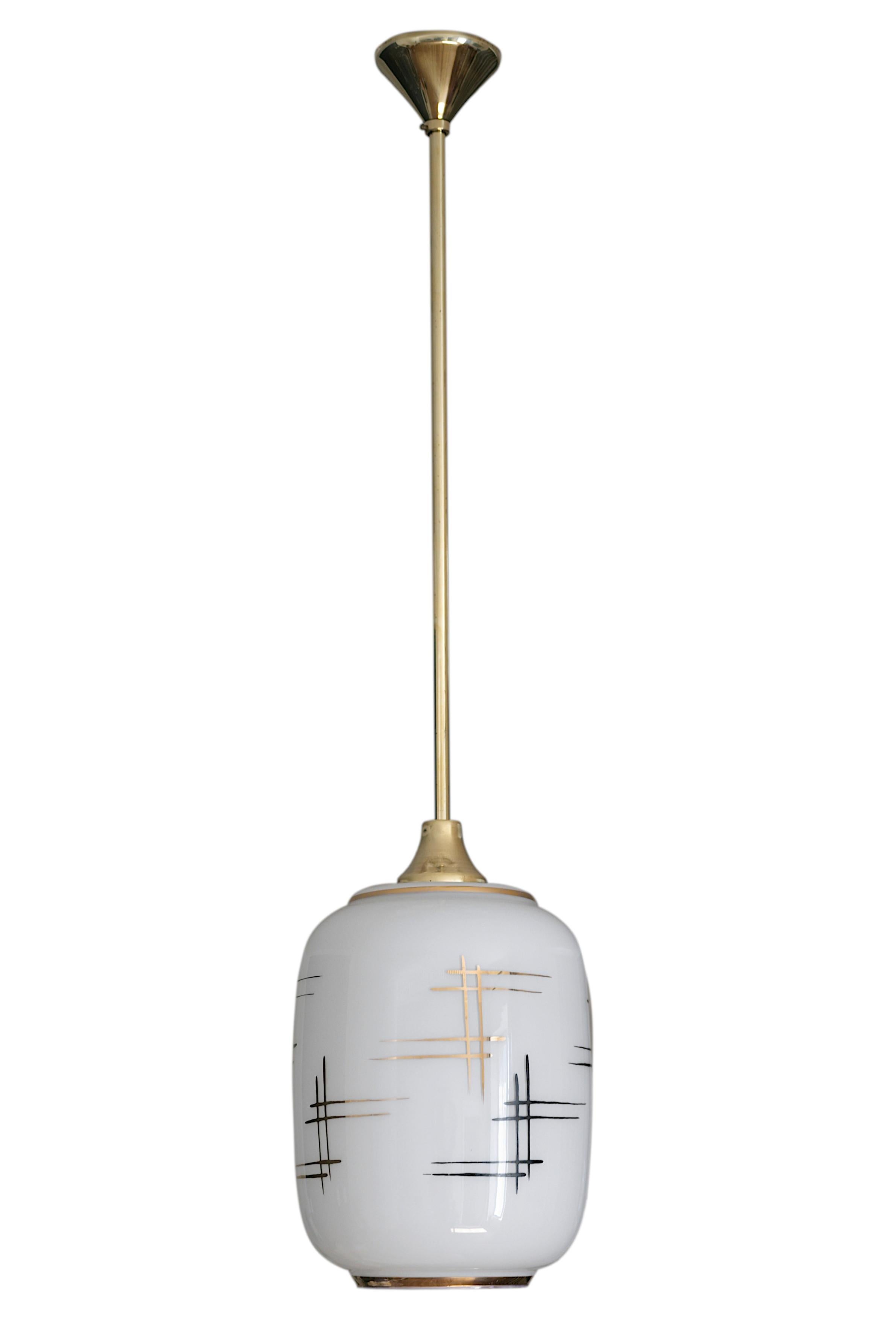 Plafonnier suspendu français du milieu du siècle, verre et laiton, design des années 1950