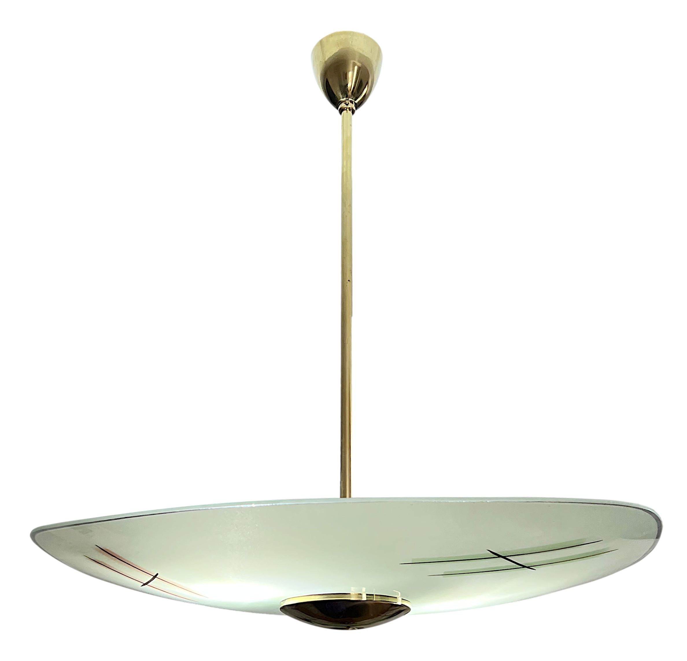 Lampadario a sospensione francese di metà secolo, Francia, anni '1950. Vetro e ottone. Altezza: 21