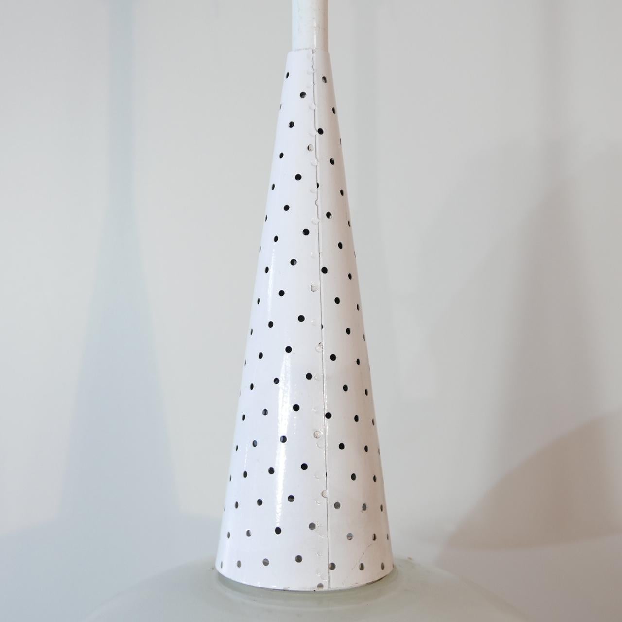 Una serie di luci di Mathieu Matégot per Holophane.

Il paralume emisferico rovesciato, completo di lente originale in vetro prismatico in due parti, è sospeso a uno stelo d'acciaio traforato con vernice originale color crema.

Francese, circa