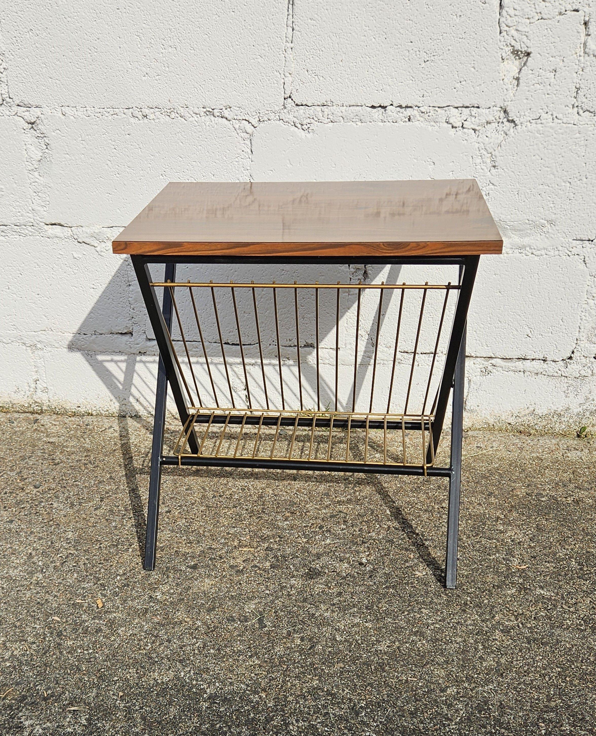 Französisch Vintage Magazin Rack- Phono Tisch-Beistelltisch-Retro Formica Konsole-Mahagoni-Effekt -70s
Französisches Vintage-Magazinregal-Retro-Formica-Konsole aus den 70er Jahren

Stilvoller Tisch mit Formica-Tischplatte mit schöner Maserung in