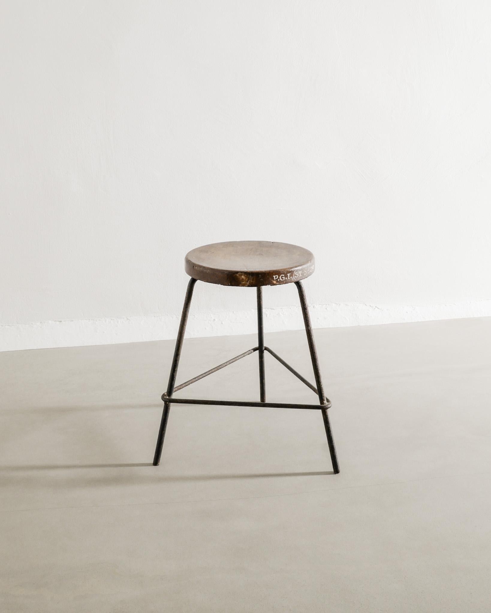 Mid-Century moderno Sgabello basso francese di metà secolo in legno e ferro di Pierre Jeanneret per Chandigarh, anni '50 in vendita