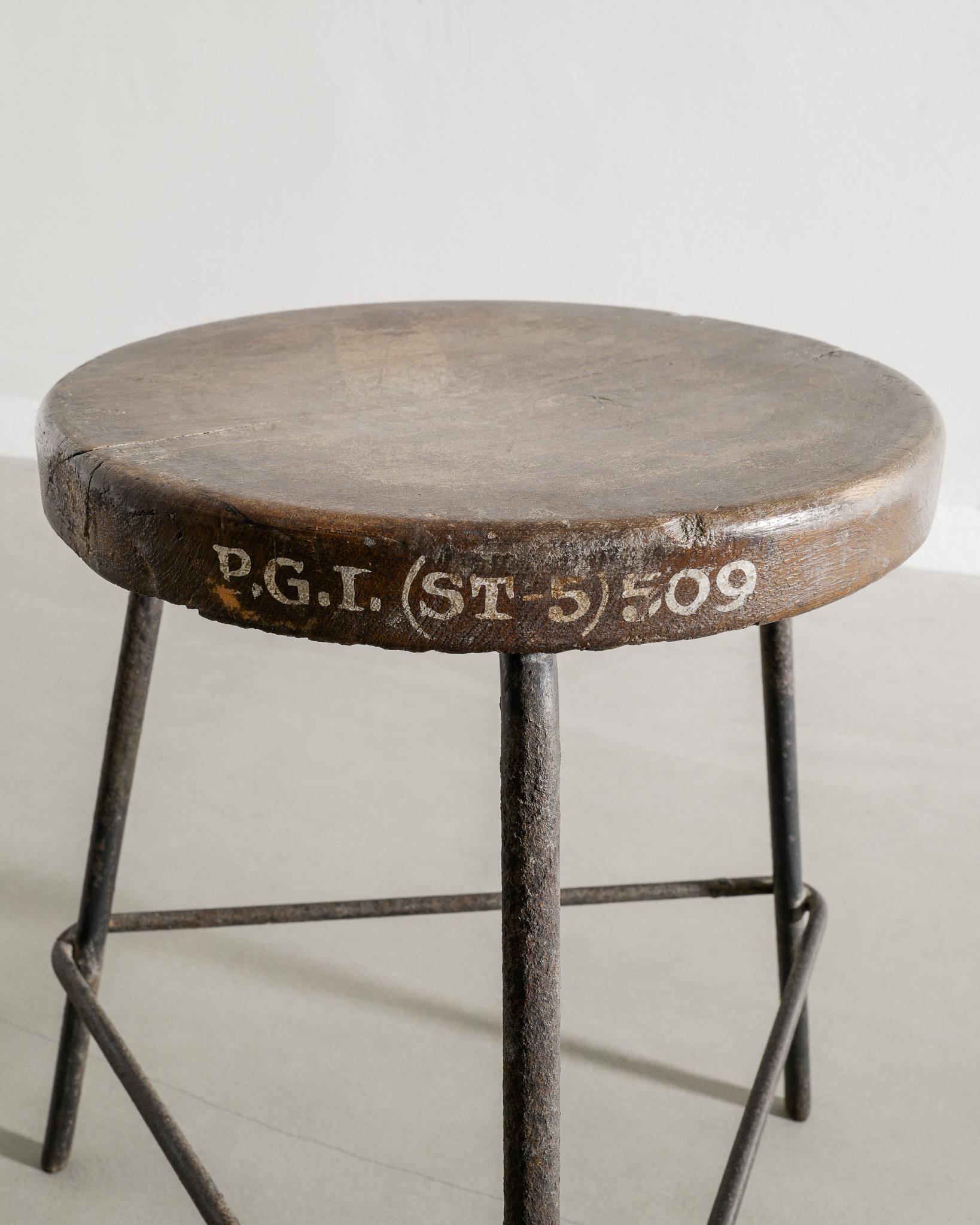 Indiano Sgabello basso francese di metà secolo in legno e ferro di Pierre Jeanneret per Chandigarh, anni '50 in vendita