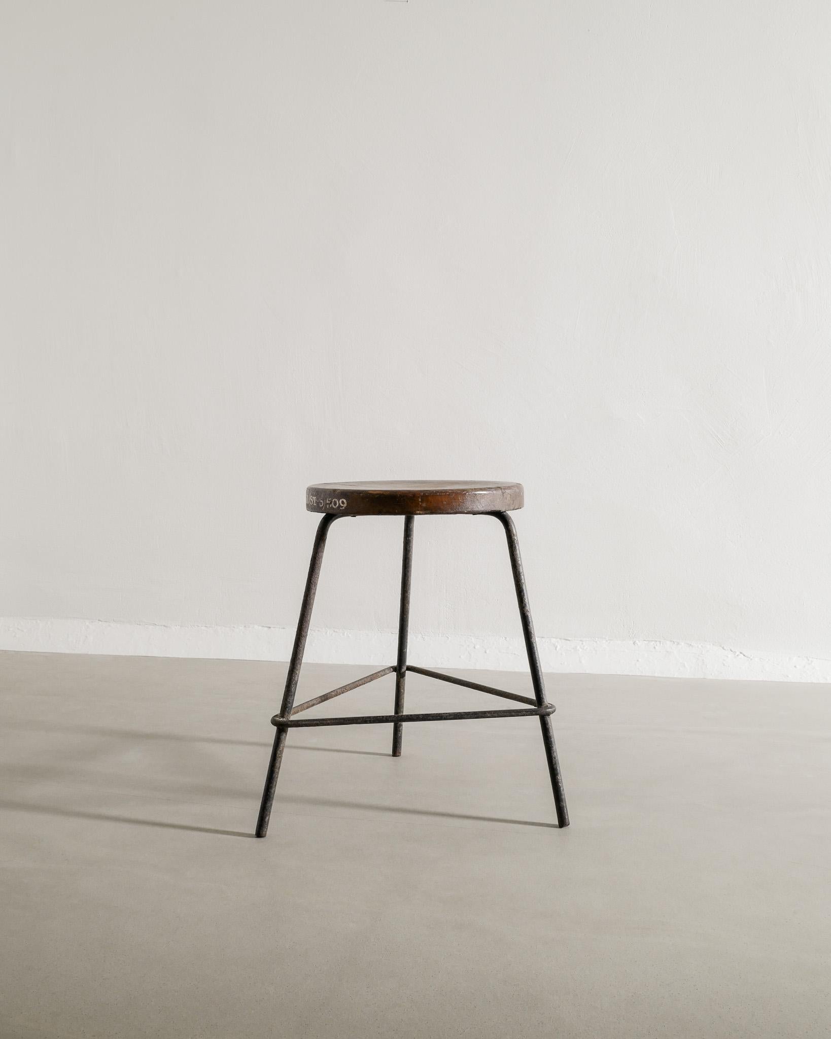 Sgabello basso francese di metà secolo in legno e ferro di Pierre Jeanneret per Chandigarh, anni '50 In condizioni buone in vendita a Stockholm, SE