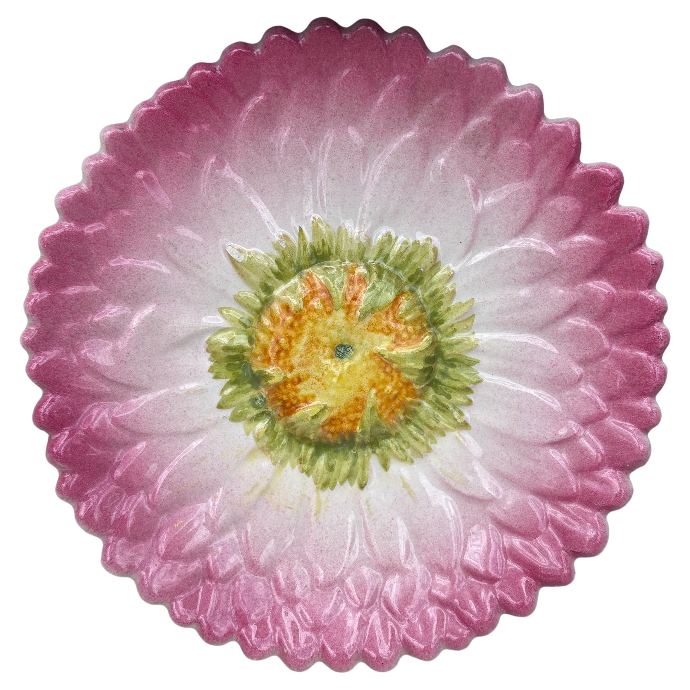 Francese Piatto a margherita in maiolica rosa di metà secolo francese Vallauris AM in vendita