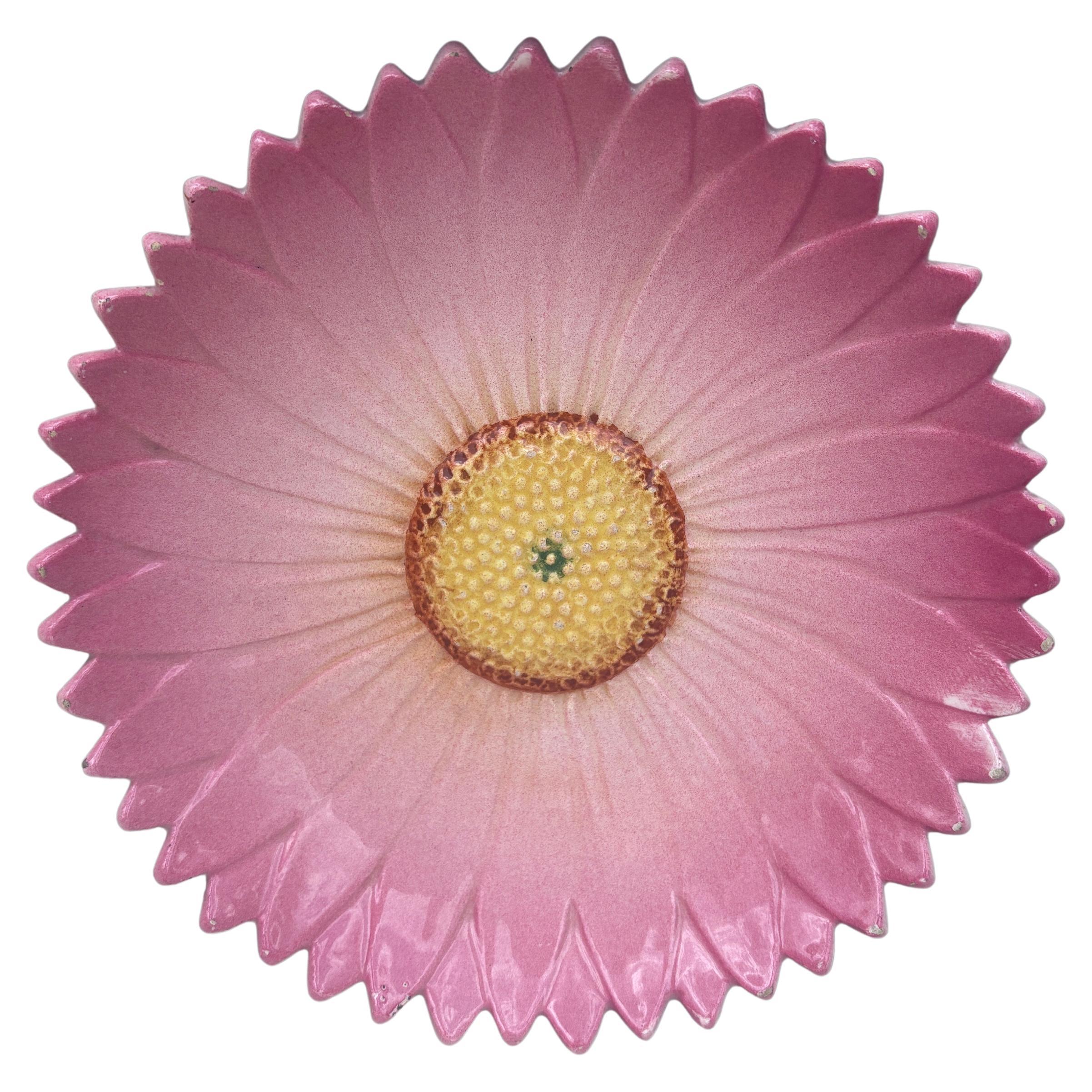 Piatto a margherita in maiolica rosa di metà secolo francese Vallauris AM In condizioni buone in vendita a Austin, TX