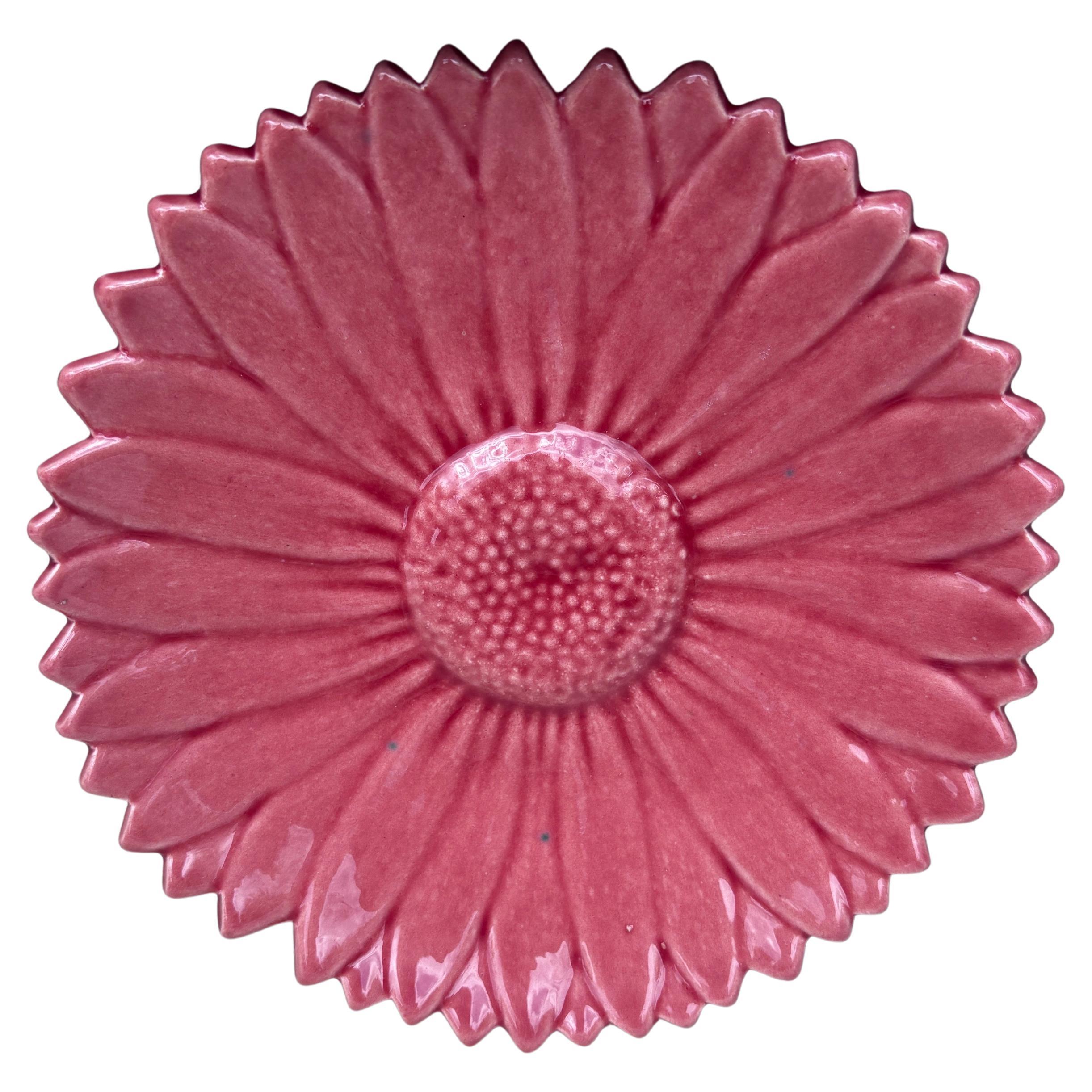 Piatto a margherita in maiolica rosa di metà secolo francese Vallauris AM in vendita