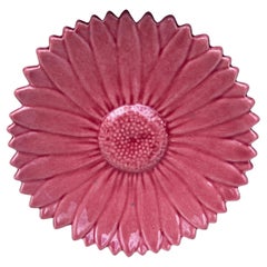 Piatto a margherita in maiolica rosa di metà secolo francese Vallauris AM