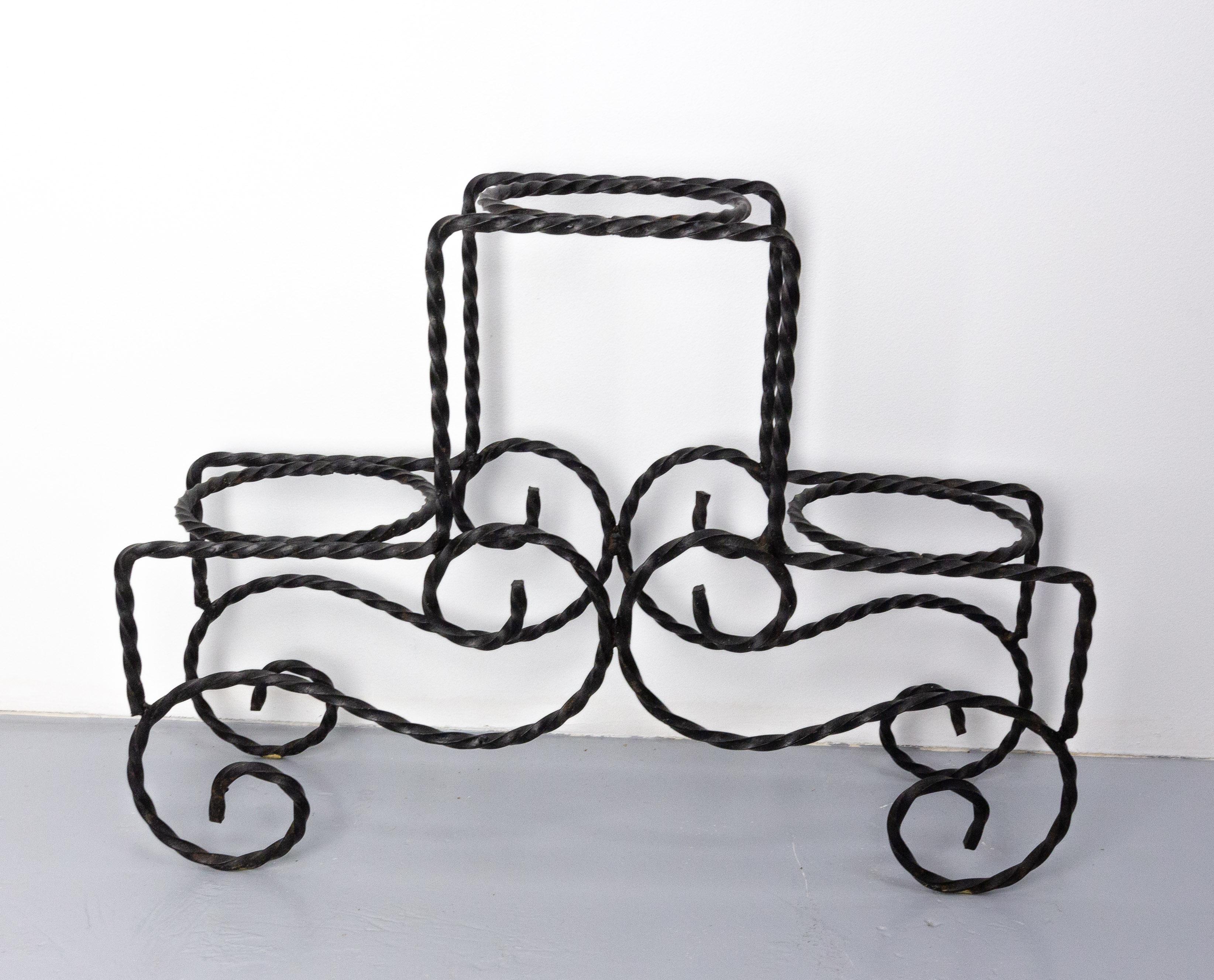 This wrought iron plant holder is from the French mid-century period.
It is typical of our terraces here in France.
Very good condition.

Shipping:
P 19.5 L 64 H 45 cm 4 KG.