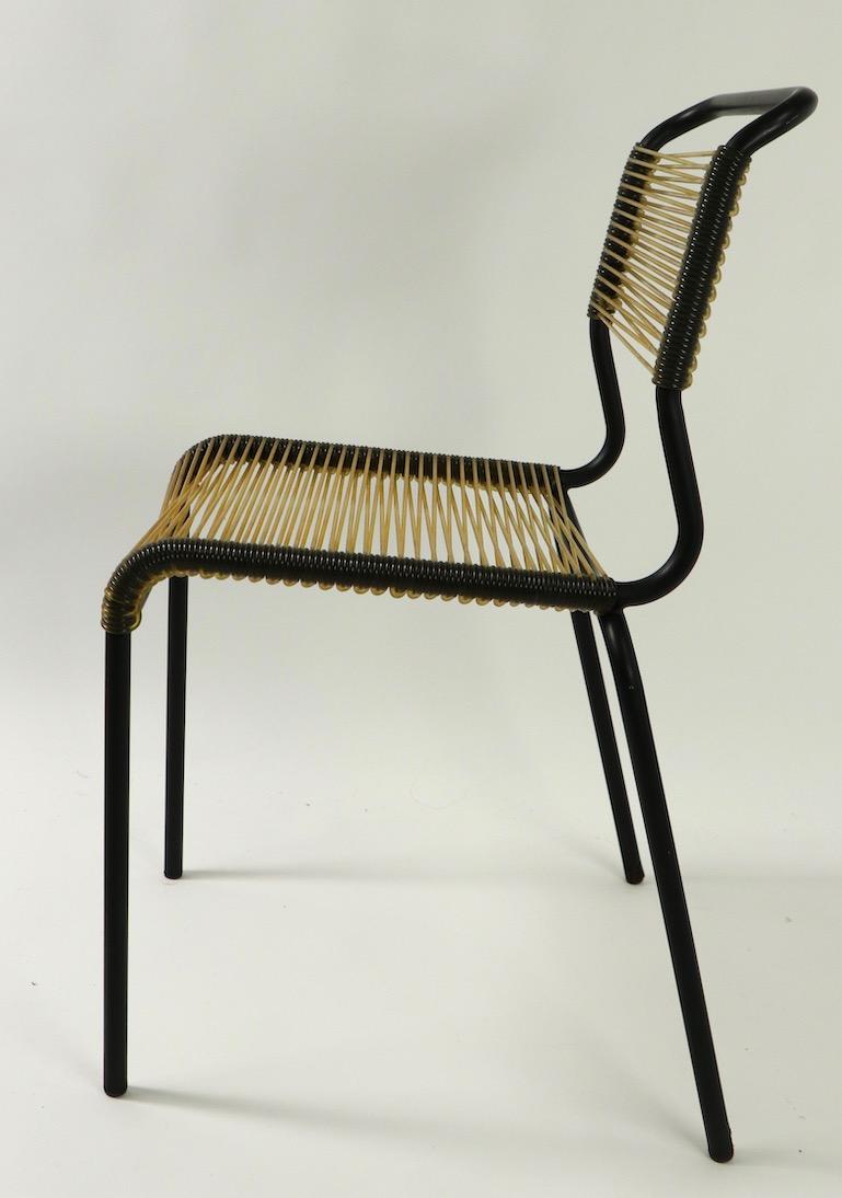 Chaise d'appoint élégante du milieu du siècle, avec une structure en acier tubulaire et une assise et un dossier tapissés d'un film plastique. La chaise est en très bon état, ne présentant qu'une légère usure cosmétique normale et cohérente avec