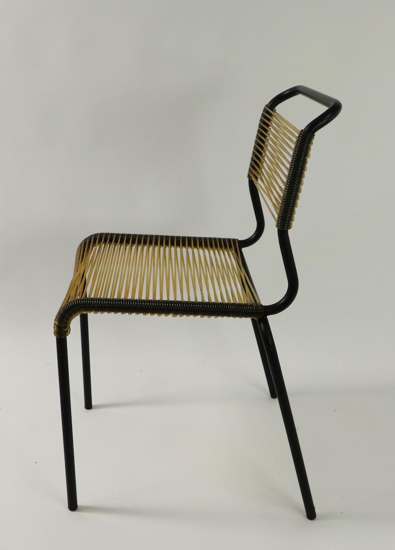 Postmoderne Chaise à cordes française du milieu du siècle dernier avec cadre en acier tubulaire en vente