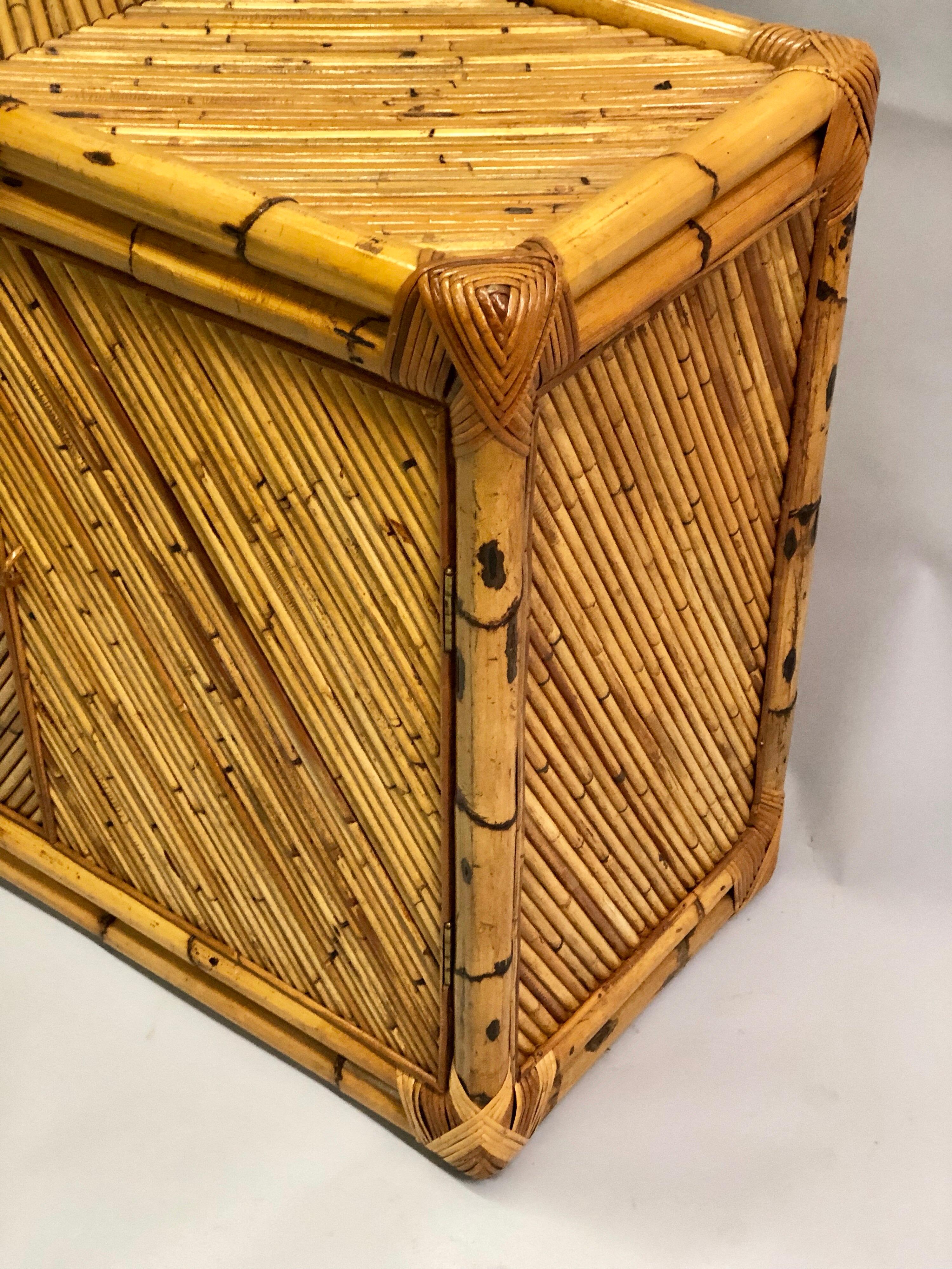 Neoklassizistisches Sideboard/Schrank aus Rattan und Bambus, Mid-Century Modern (Französisch) im Angebot