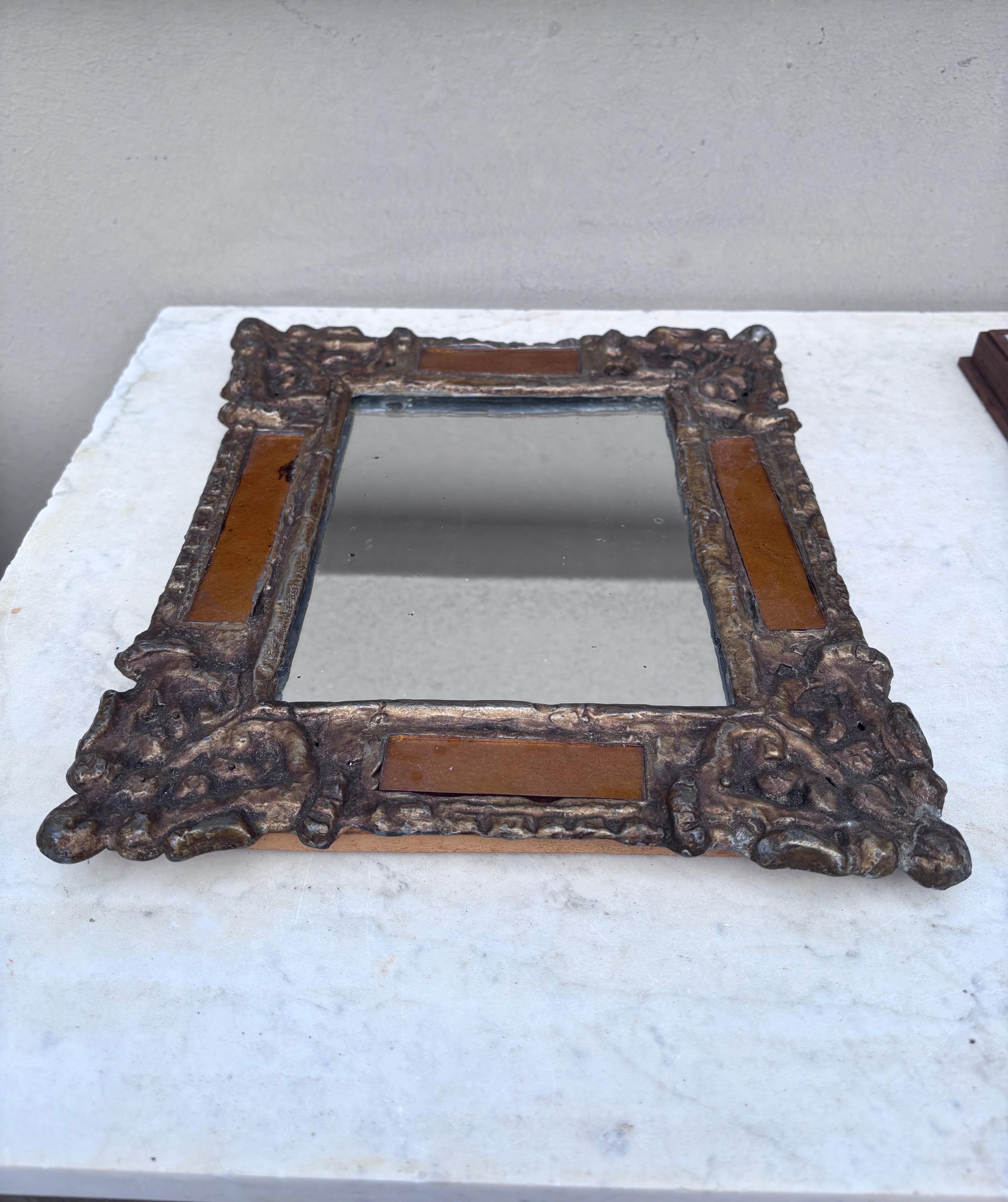 Espejo de cerámica rectangular francés de mediados de siglo Luis XIV.
Altura 12 por 9,8 pulgadas.